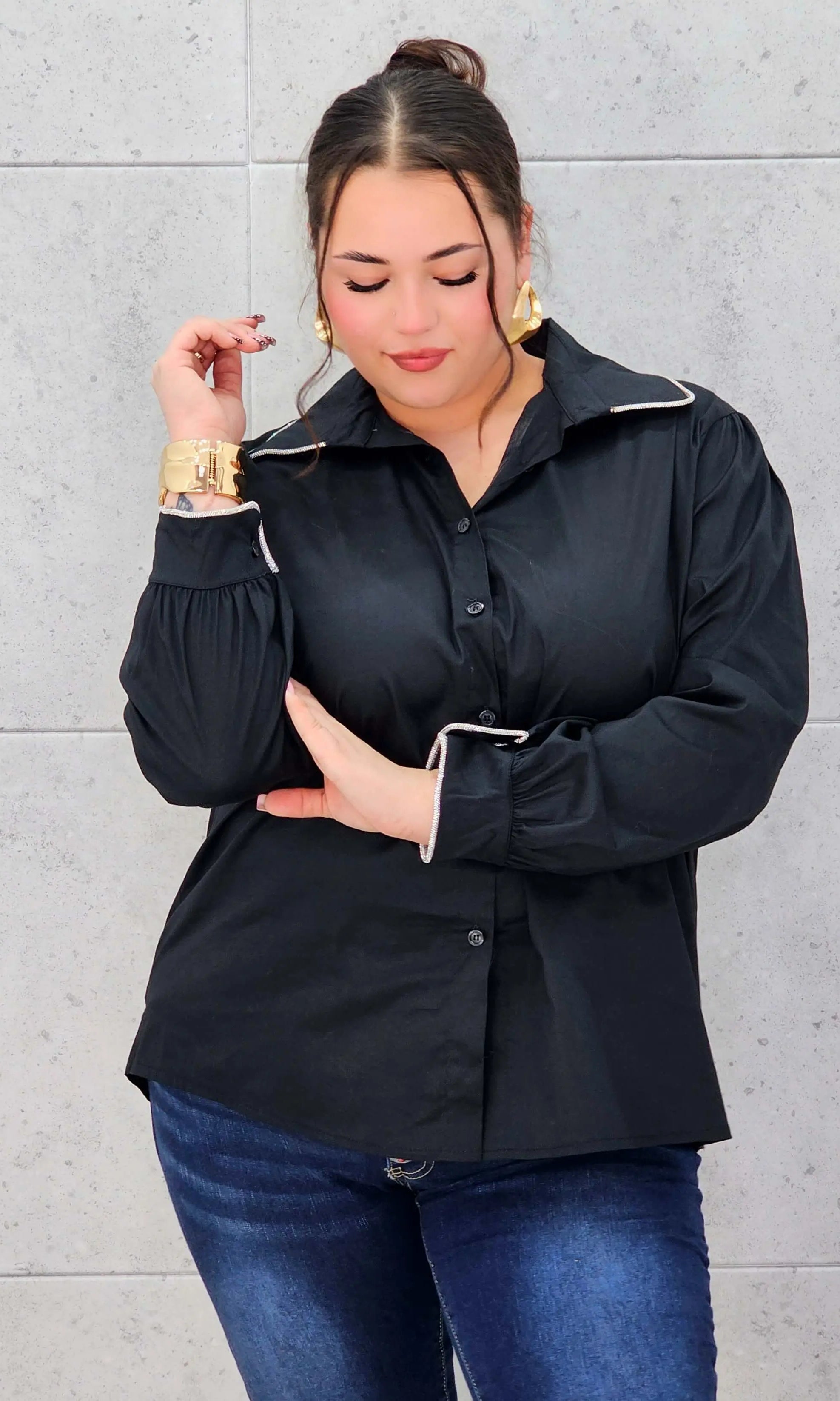 Koszula plus size z ozdobnym kołnierzykiem – klasyka w nowoczesnym wydaniu | Stylowa XL Stylowa XL