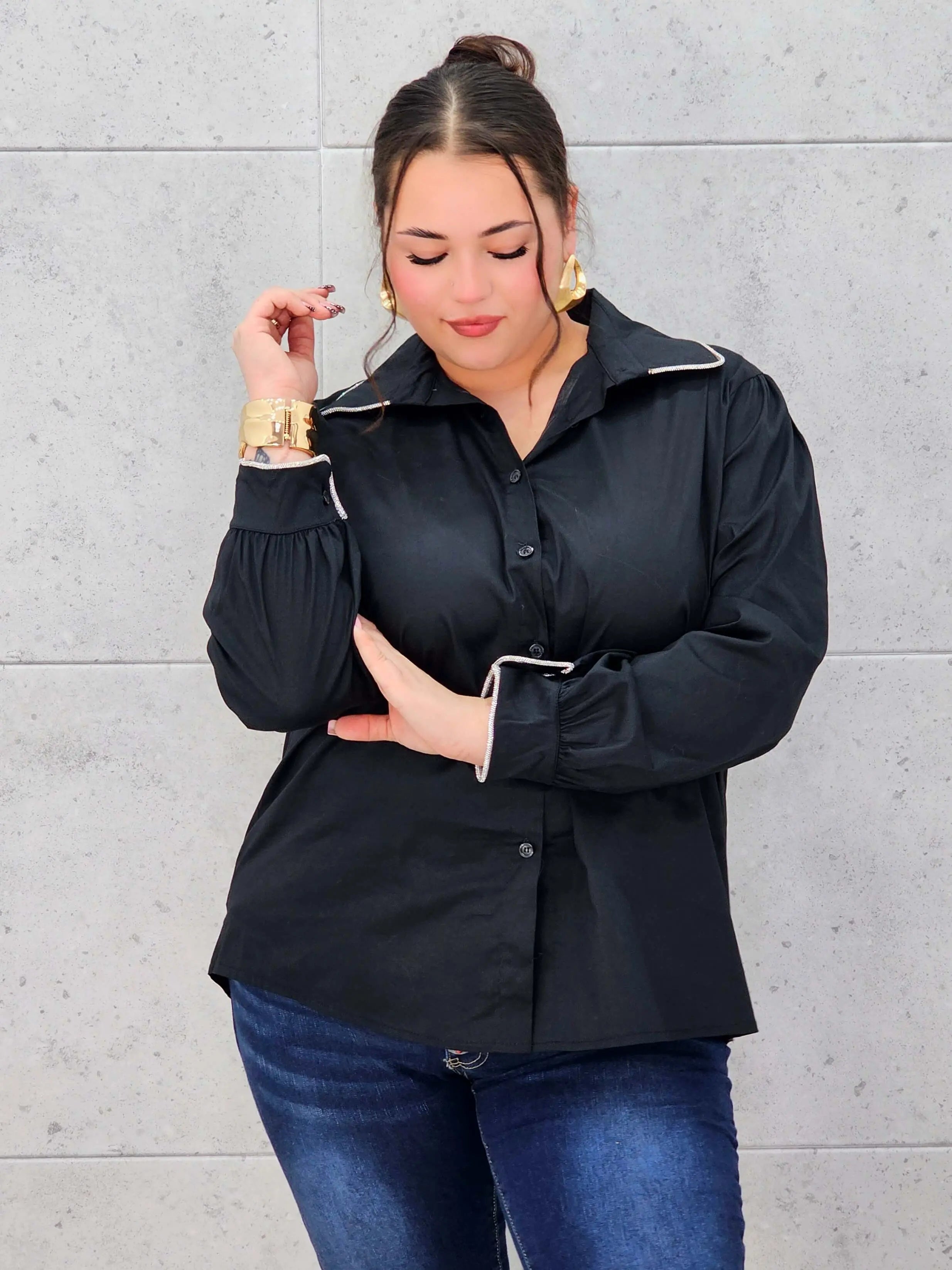 Koszula plus size z ozdobnym kołnierzykiem – klasyka w nowoczesnym wydaniu | Stylowa XL Stylowa XL