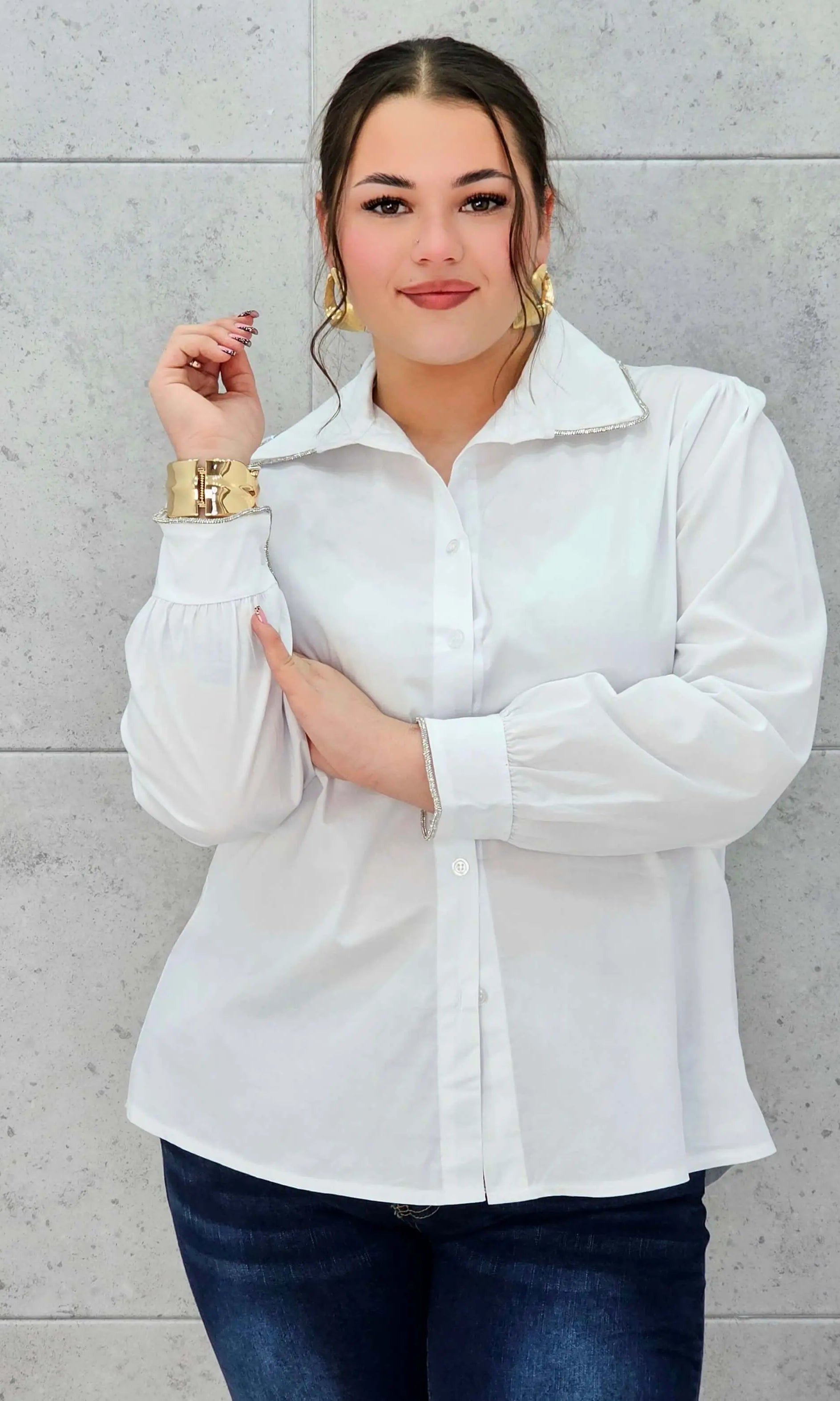 Koszula plus size z ozdobnym kołnierzykiem – klasyka w nowoczesnym wydaniu | Stylowa XL Stylowa XL