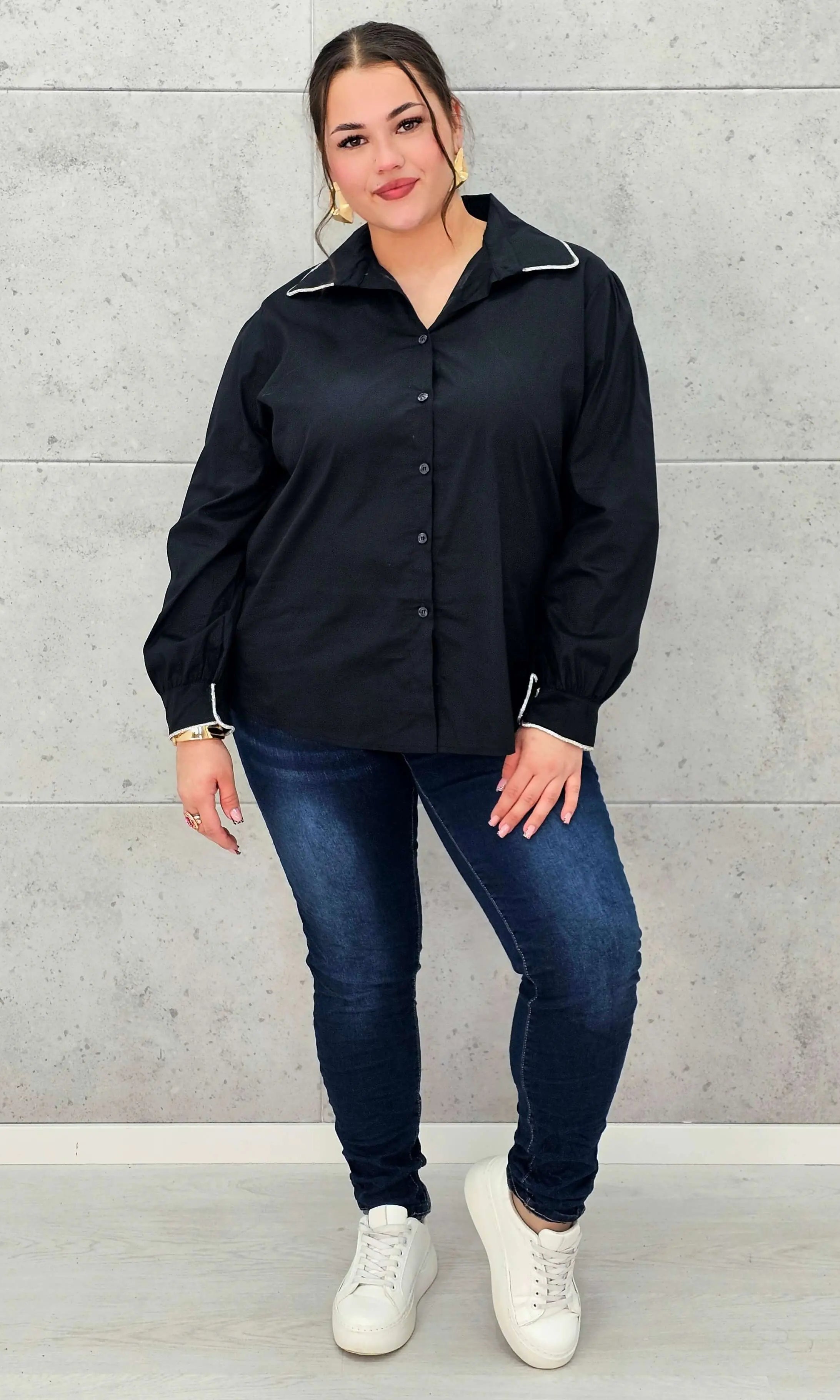 Koszula plus size z ozdobnym kołnierzykiem – klasyka w nowoczesnym wydaniu | Stylowa XL Stylowa XL