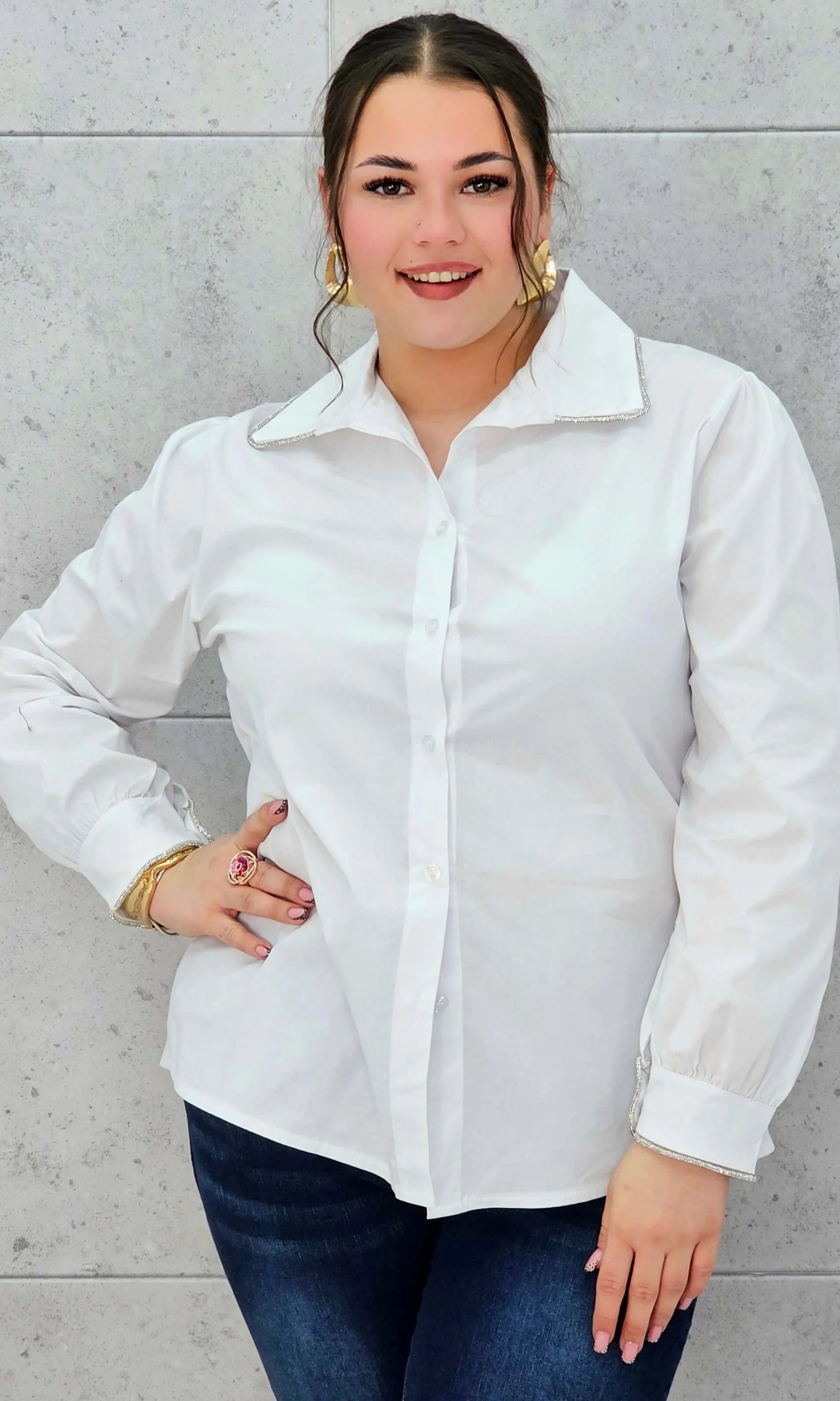 Koszula plus size z ozdobnym kołnierzykiem – klasyka w nowoczesnym wydaniu | Stylowa XL Stylowa XL