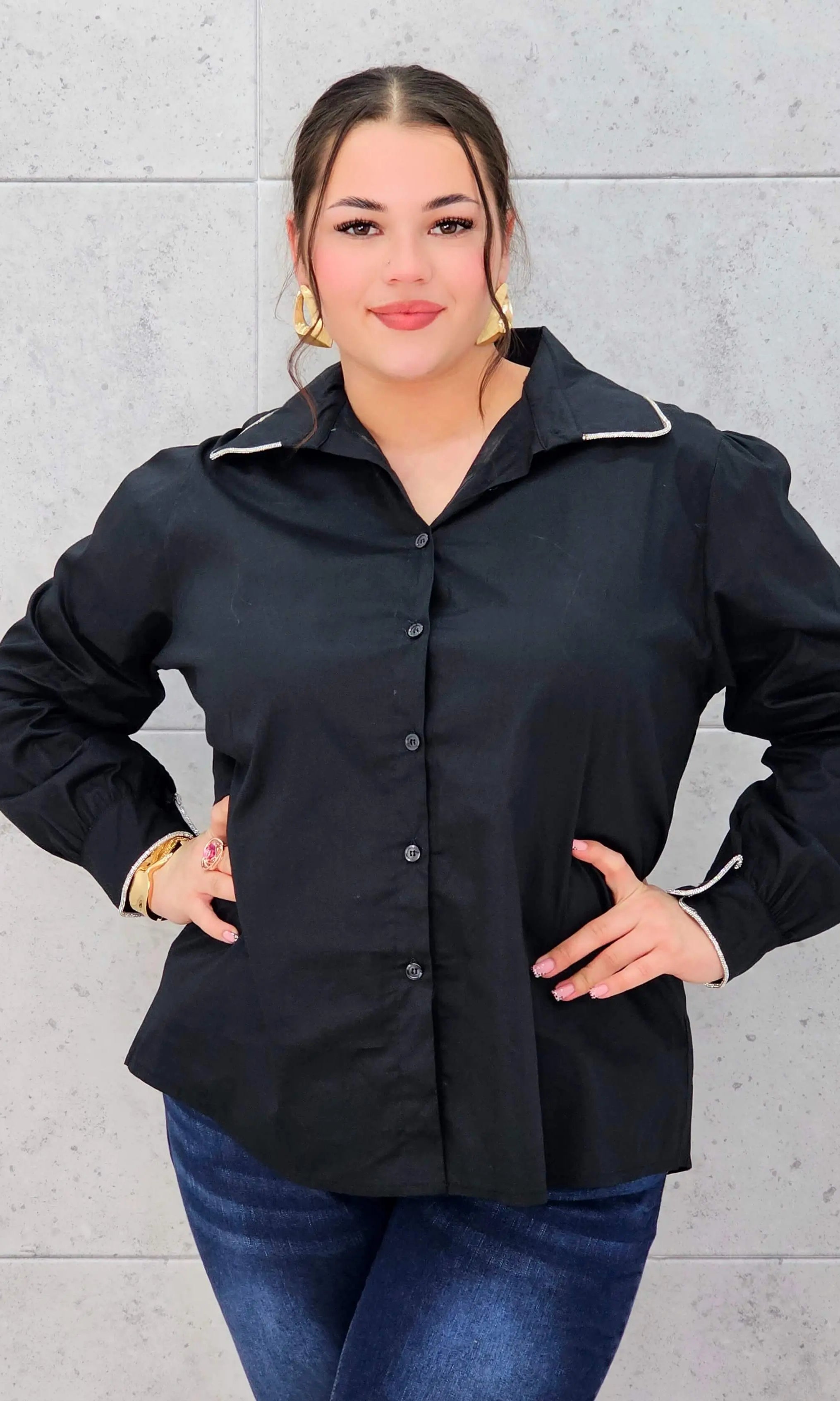 Koszula plus size z ozdobnym kołnierzykiem – klasyka w nowoczesnym wydaniu | Stylowa XL Stylowa XL