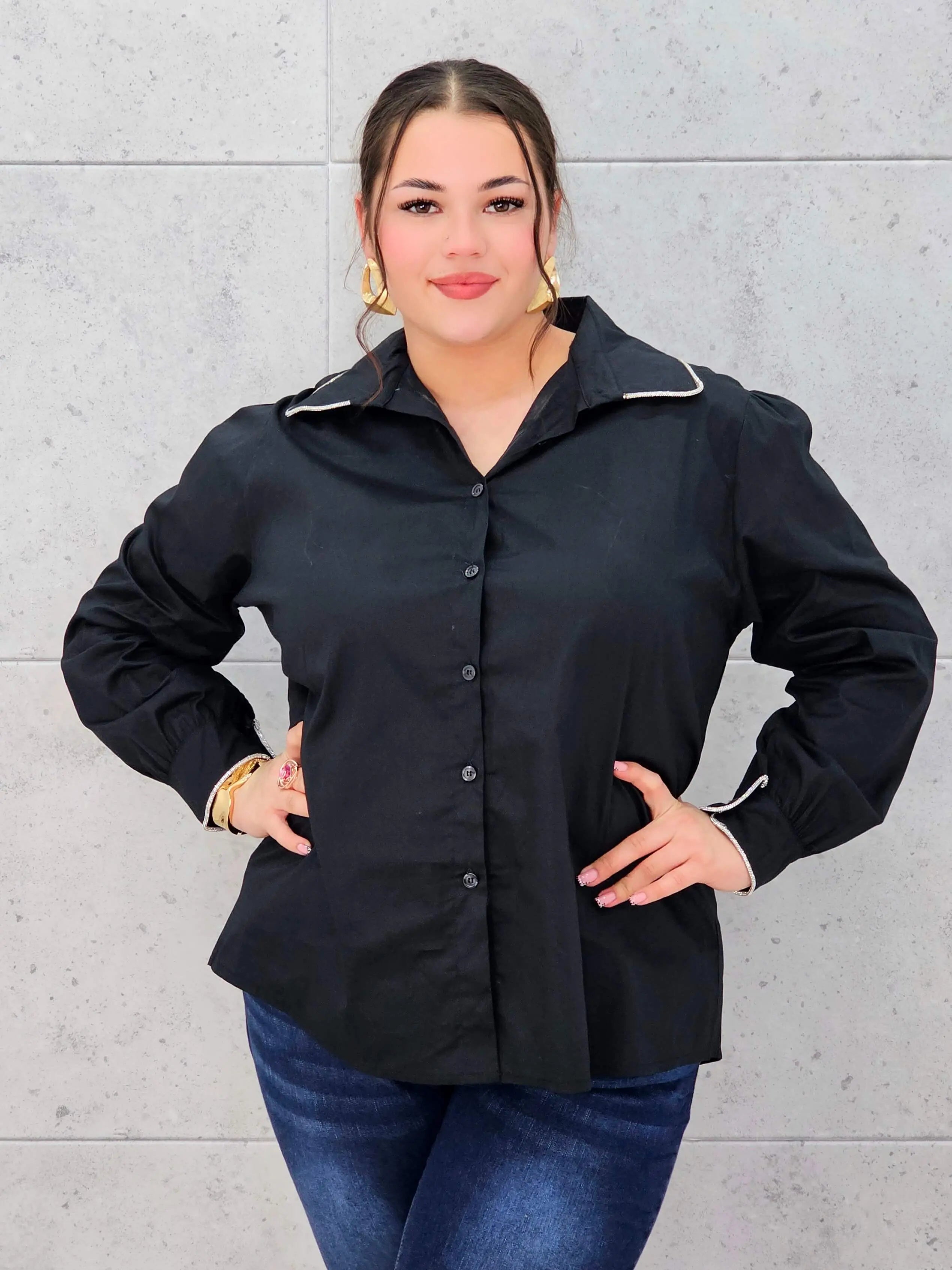 Koszula plus size z ozdobnym kołnierzykiem – klasyka w nowoczesnym wydaniu | Stylowa XL Stylowa XL