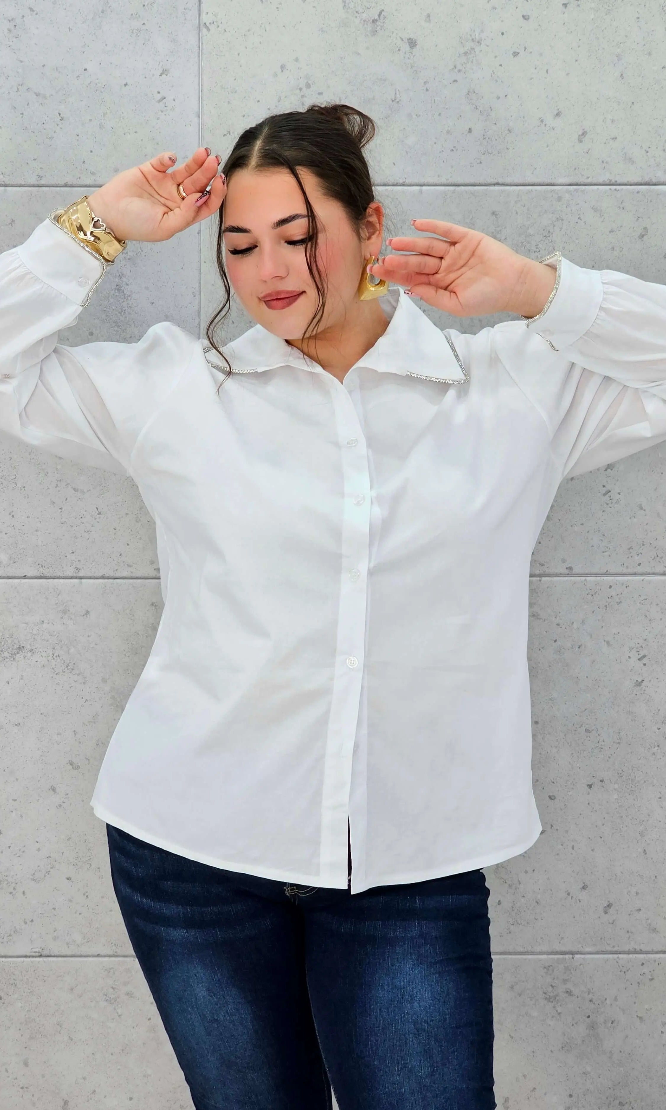 Koszula plus size z ozdobnym kołnierzykiem – klasyka w nowoczesnym wydaniu | Stylowa XL Stylowa XL