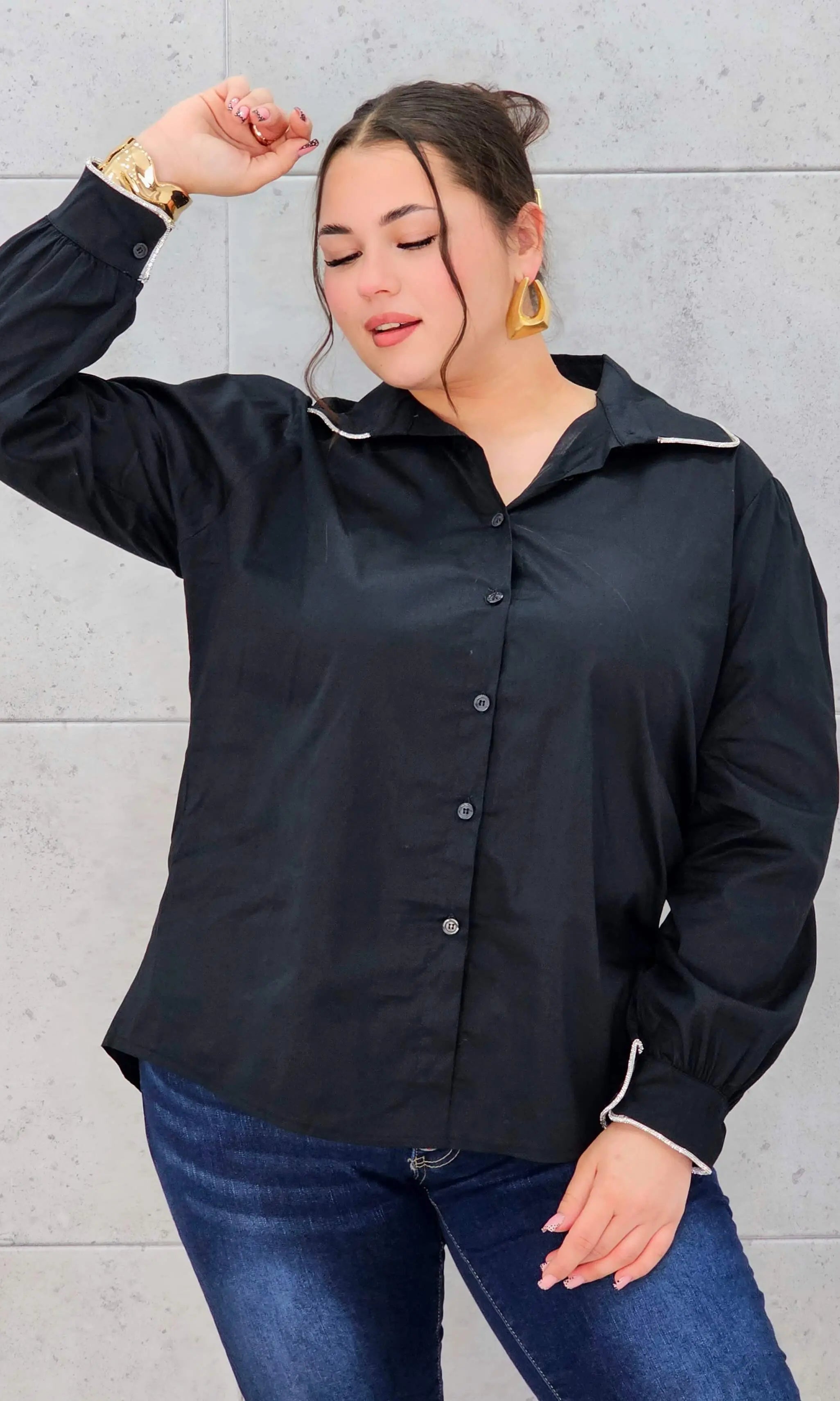 Koszula plus size z ozdobnym kołnierzykiem – klasyka w nowoczesnym wydaniu | Stylowa XL Stylowa XL