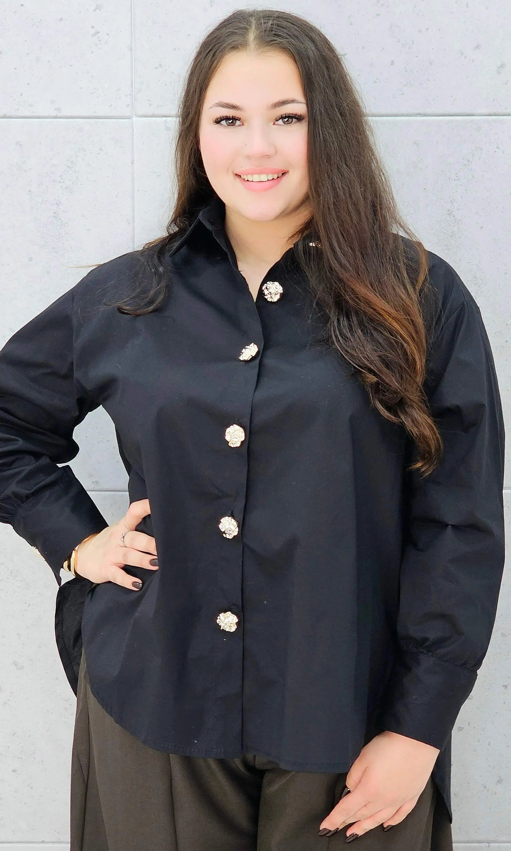 czarna koszula z ozdobnymi guzikami XXL – stylizacja klasyczna