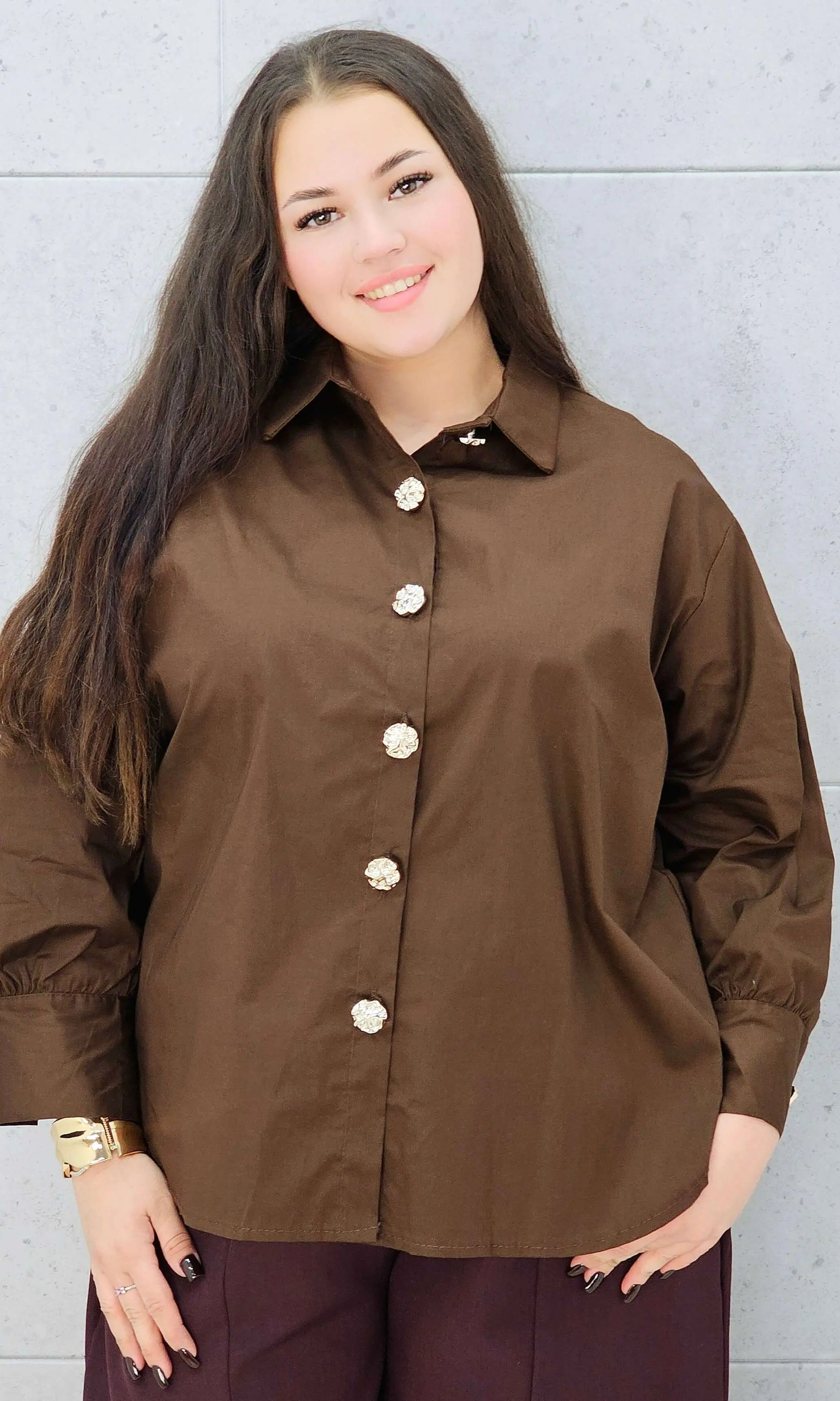 brązowa koszula XXL z ozdobnymi guzikami – moda plus size