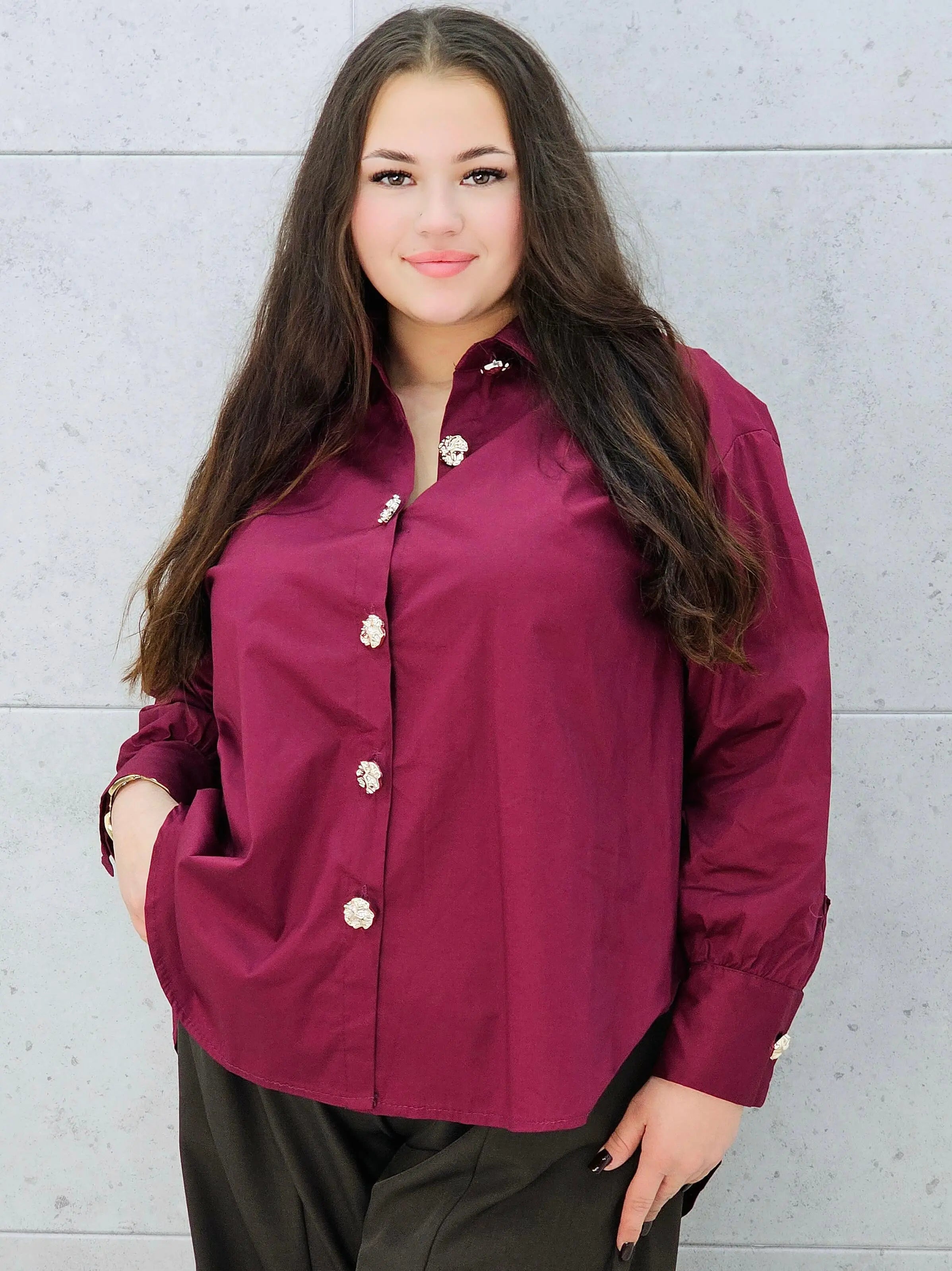 koszula plus size bordowa – elegancka stylizacja na wieczór