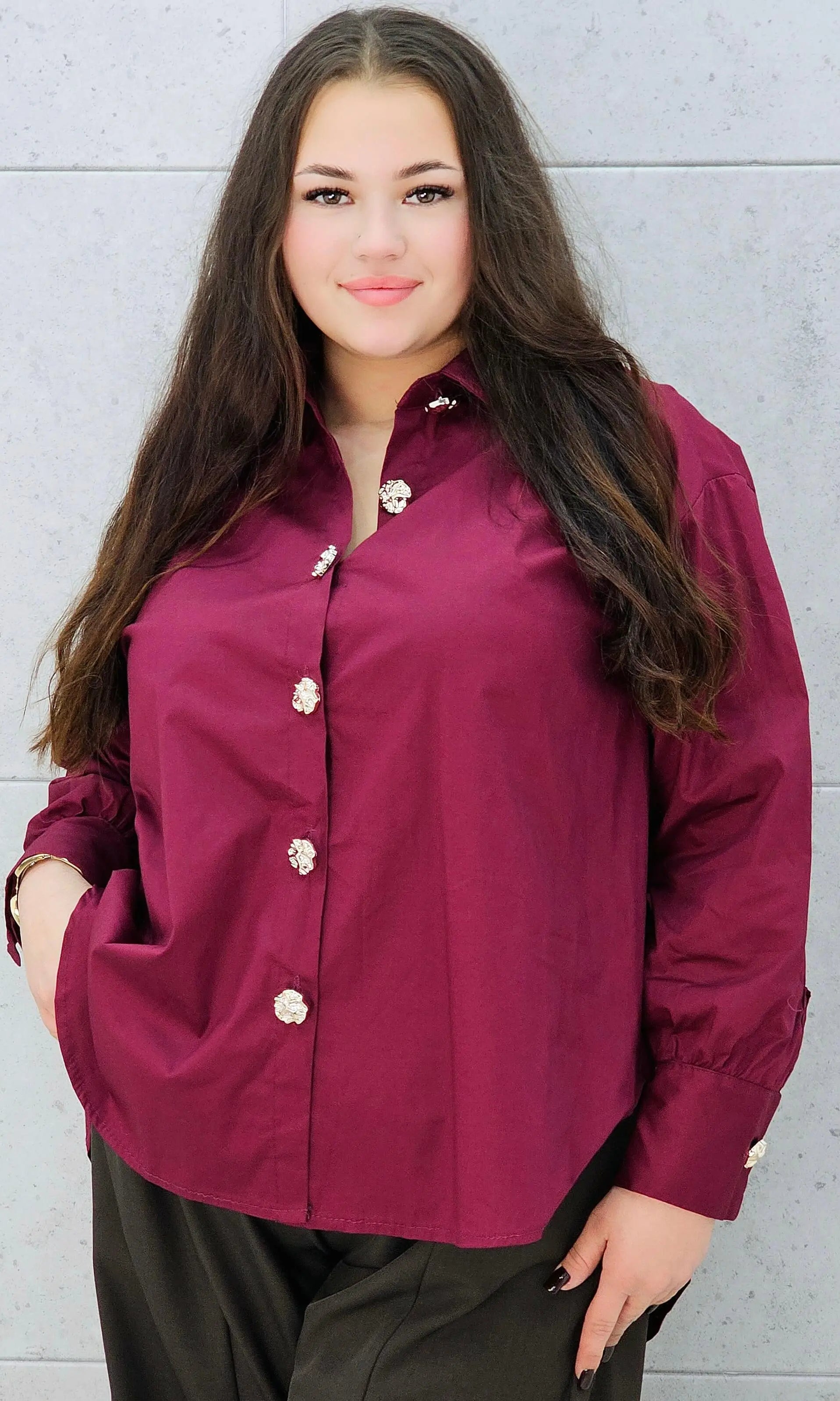 koszula plus size bordowa – elegancka stylizacja na wieczór