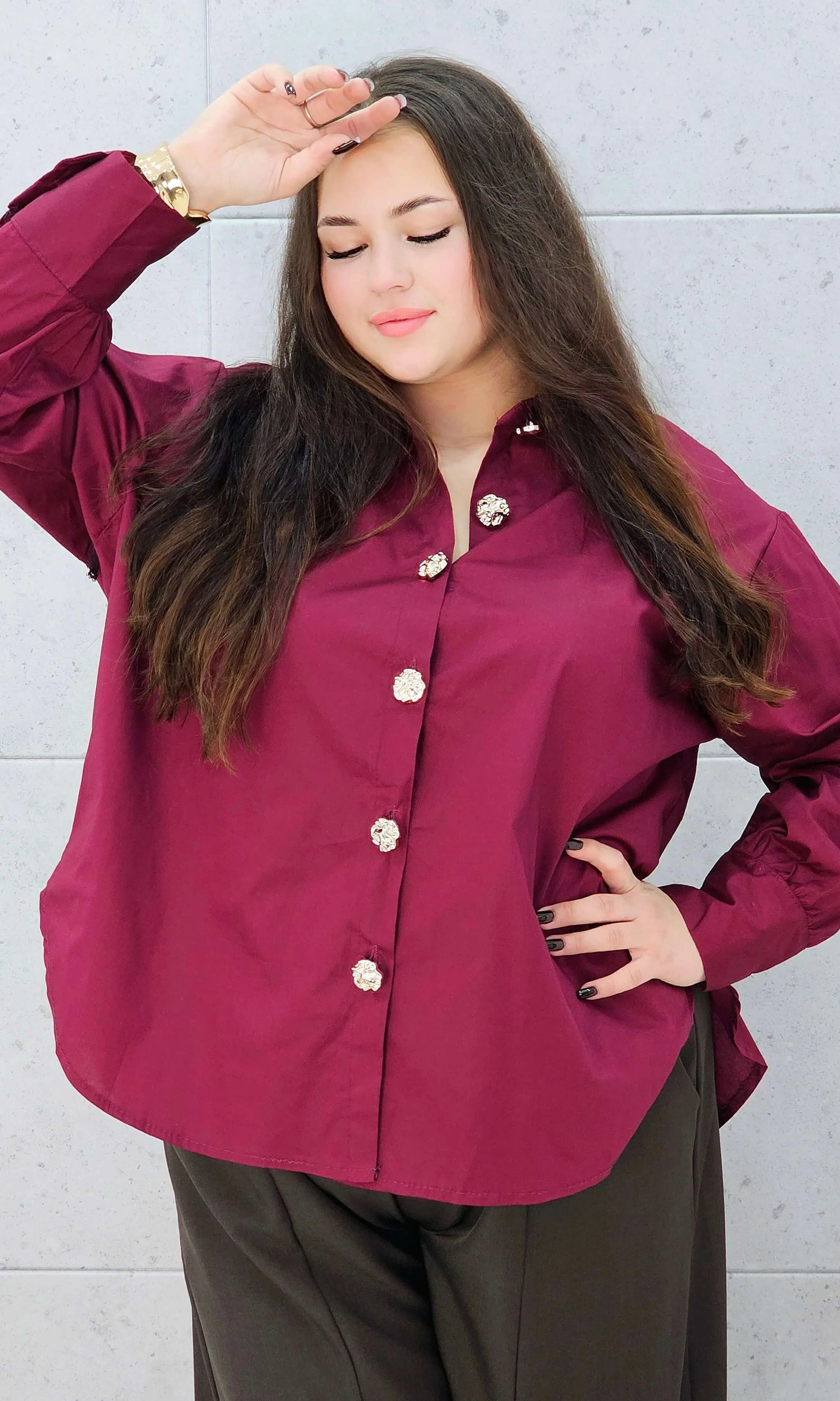 koszula plus size bordowa – elegancka stylizacja na wieczór guziki