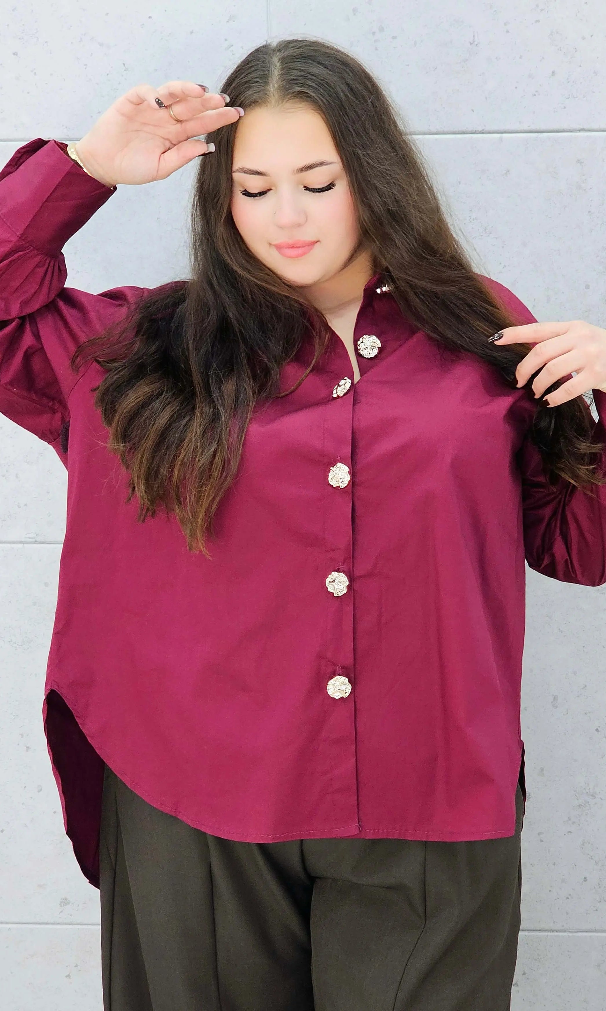 koszula plus size bordowa – elegancka stylizacja na wieczór
