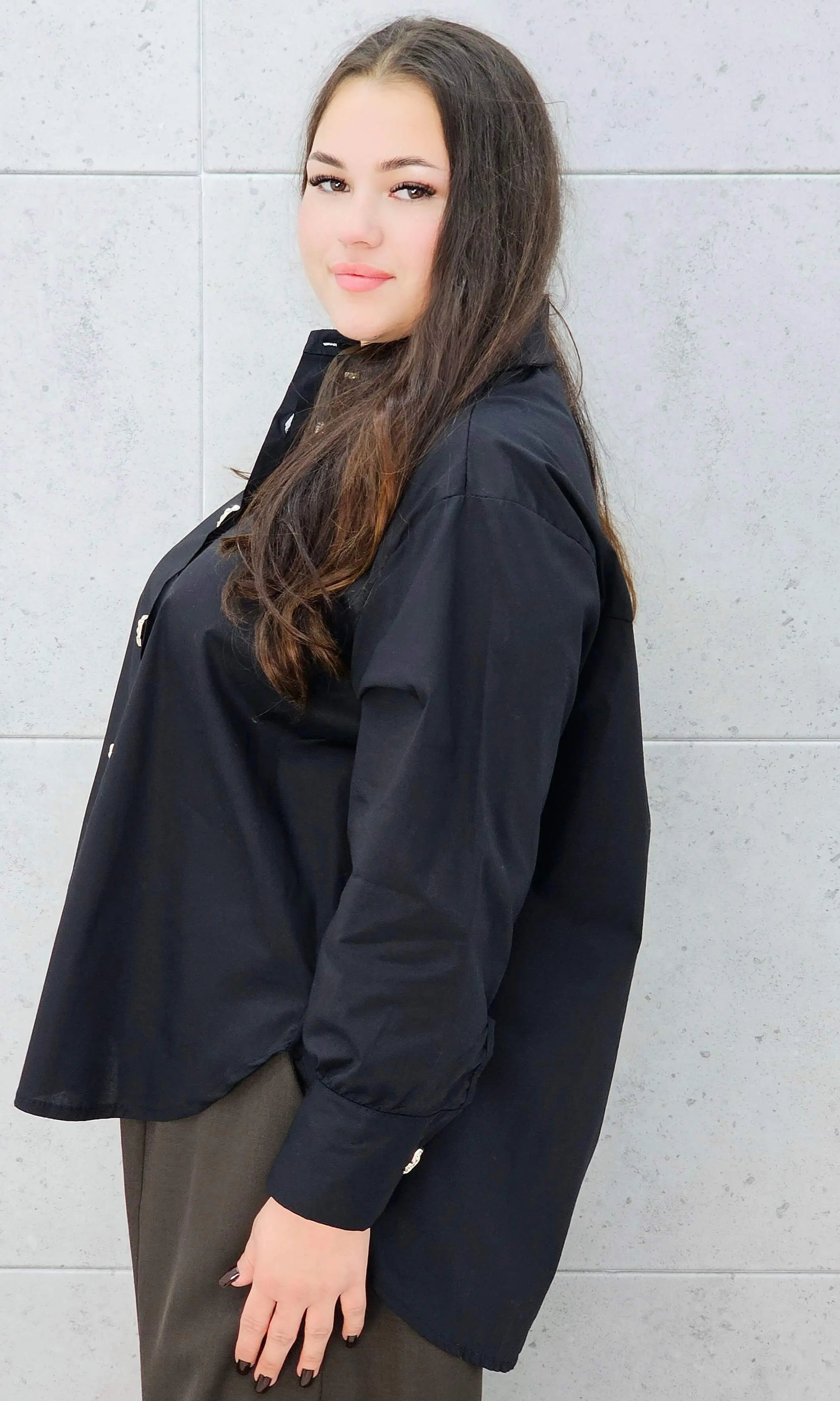 elegancka koszula plus size w kolorze czarnym– bok