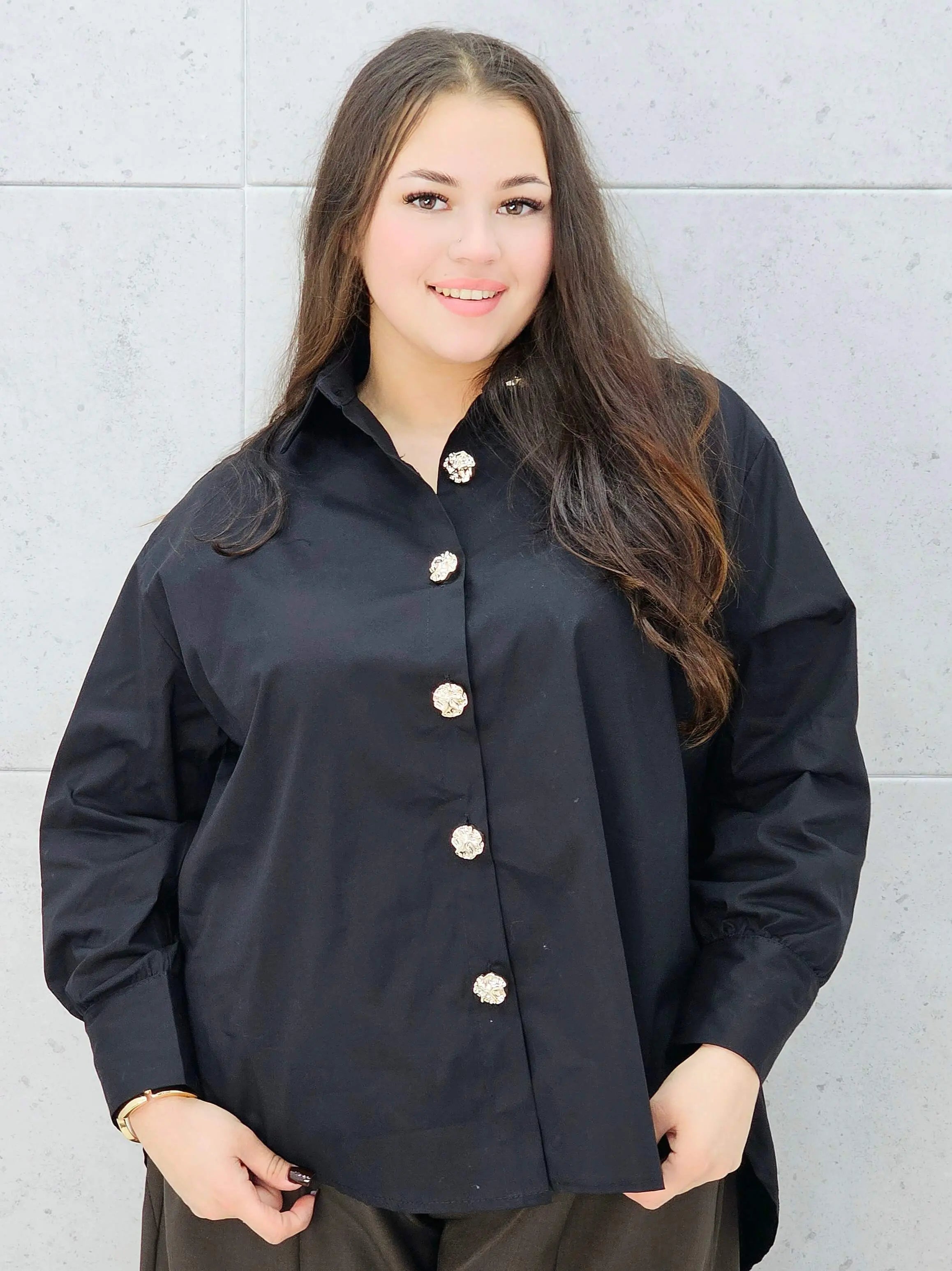 czarna koszula z ozdobnymi guzikami XXL – stylizacja klasyczna z bliska