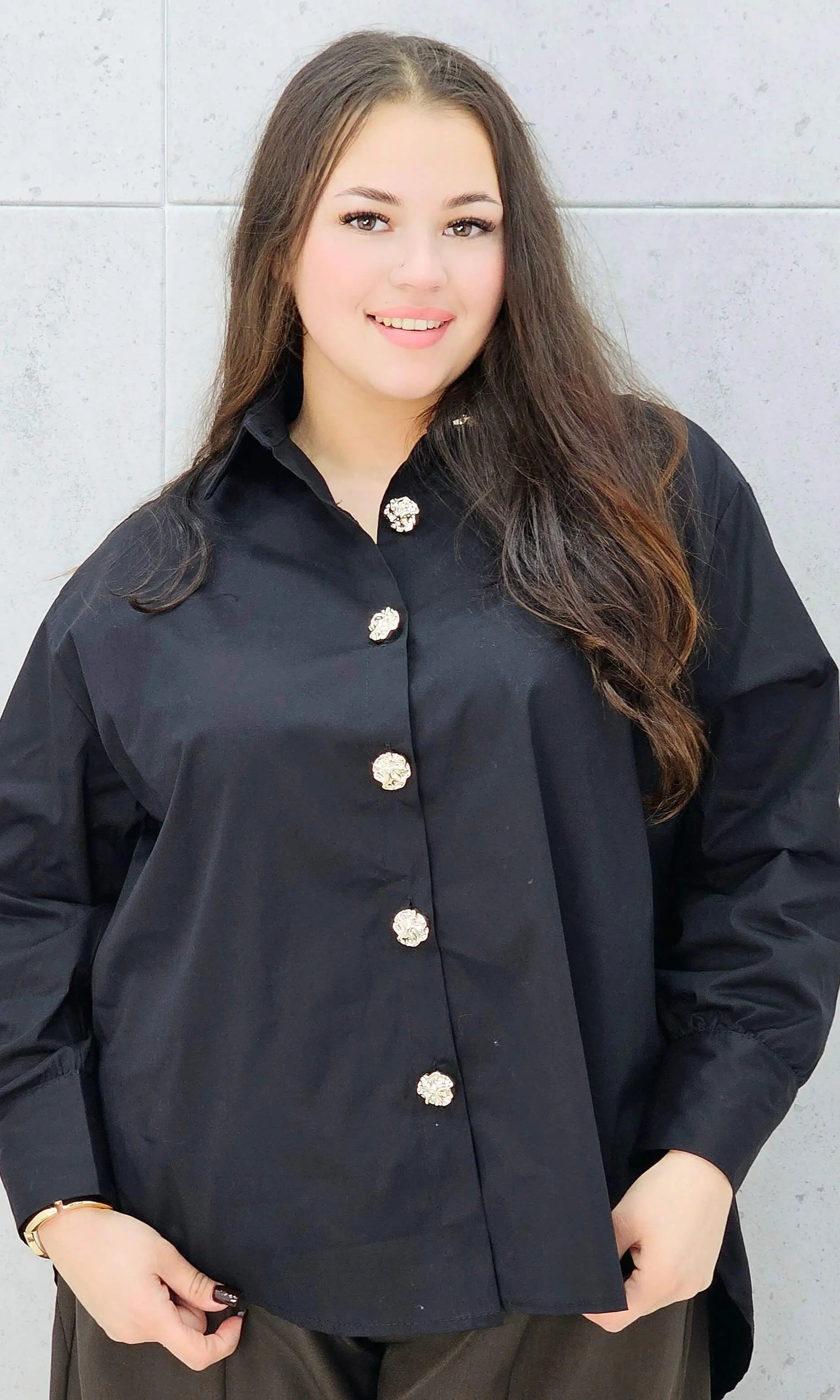 czarna koszula z ozdobnymi guzikami XXL – stylizacja klasyczna z bliska