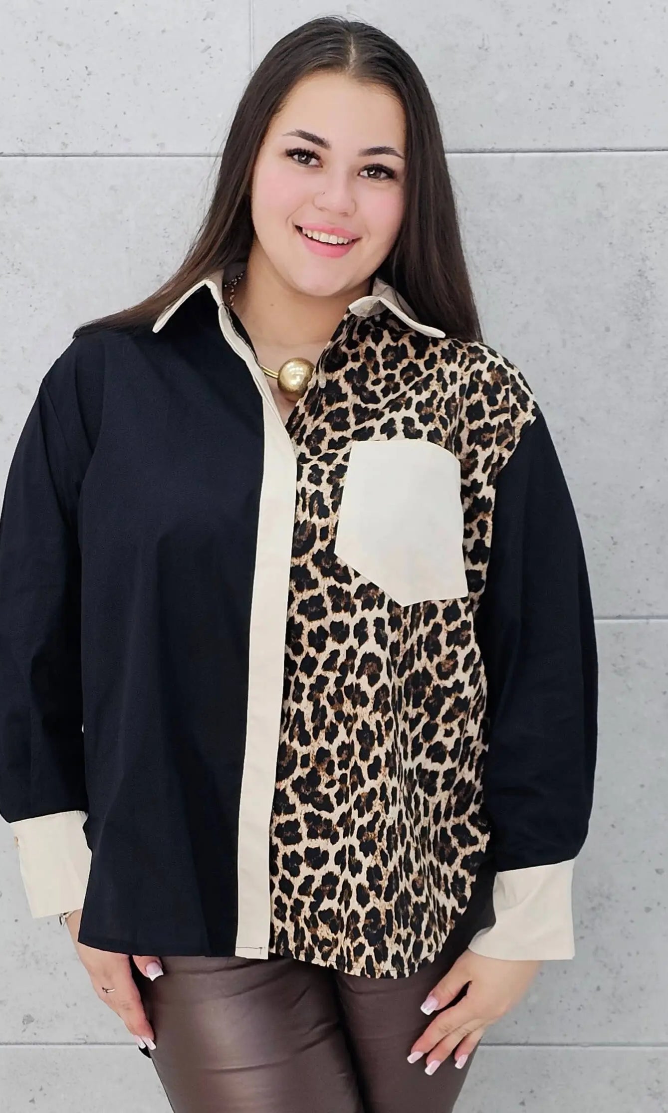 Kobieta w koszuli plus size z motywem panterki, czerni i beżu, prezentuje elegancką stylizację z kolekcji Stylowa XL. Modna koszula w stylu casualowym i eleganckim dla kobiet w rozmiarze XL.