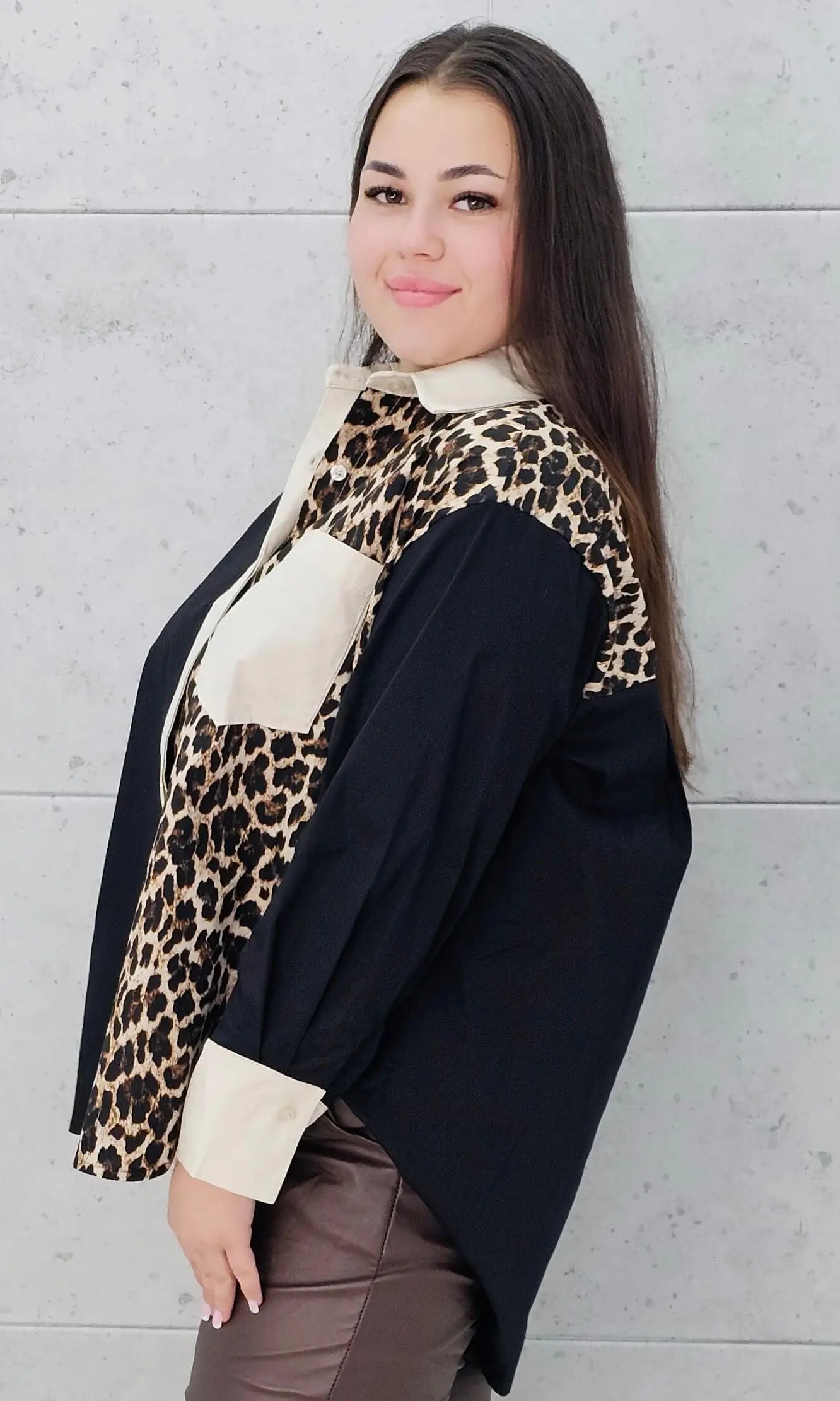 Modelka prezentuje koszulę plus size z panterkowym wzorem i beżowymi akcentami. Nowoczesna koszula z kolekcji Stylowa XL dla kobiet, które kochają modę plus size i elegancki styl.