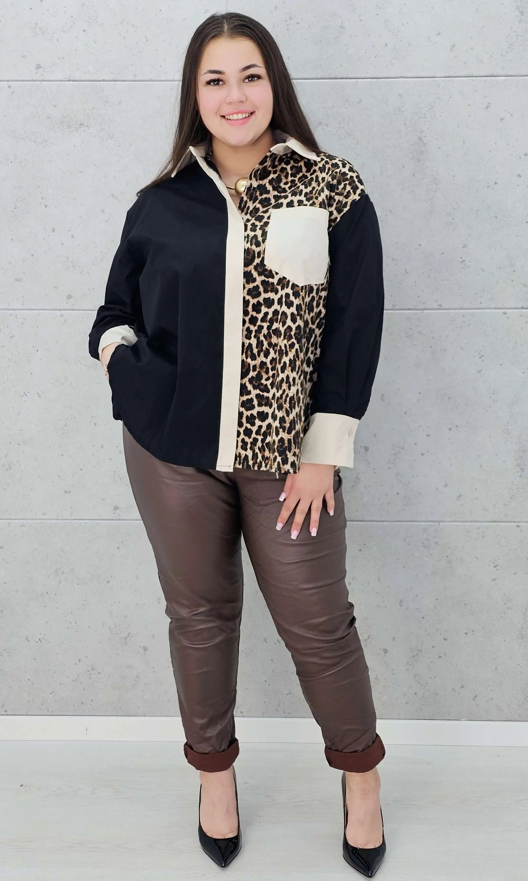 Koszula plus size w kolorach czerni i beżu z panterkowym printem, prezentowana z przodu. Stylowa moda dla kobiet w rozmiarze XL od Stylowa XL, wygodna i modna propozycja sezonu.