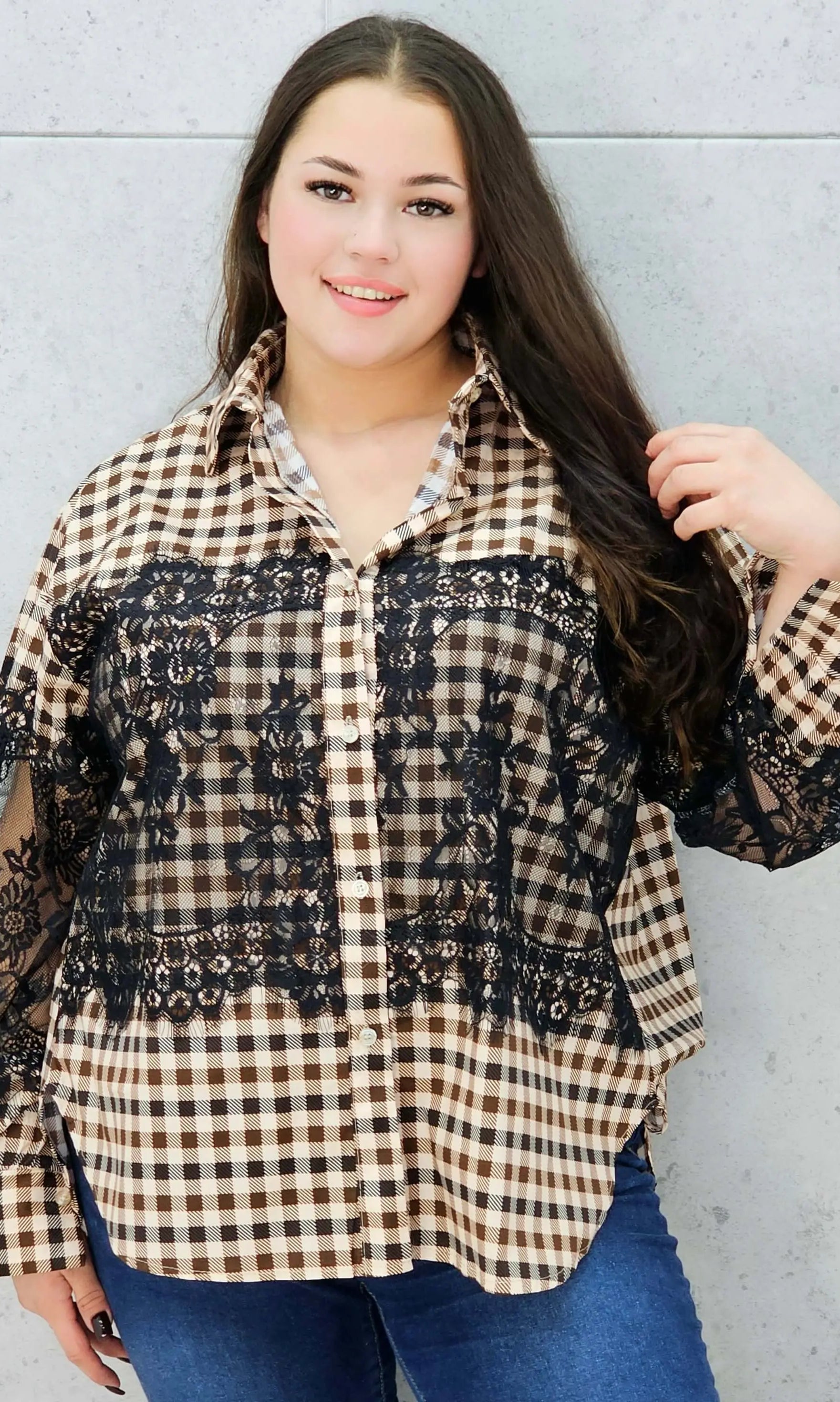 koszula w kratę z koronką plus size brązowa – stylizacja XXL