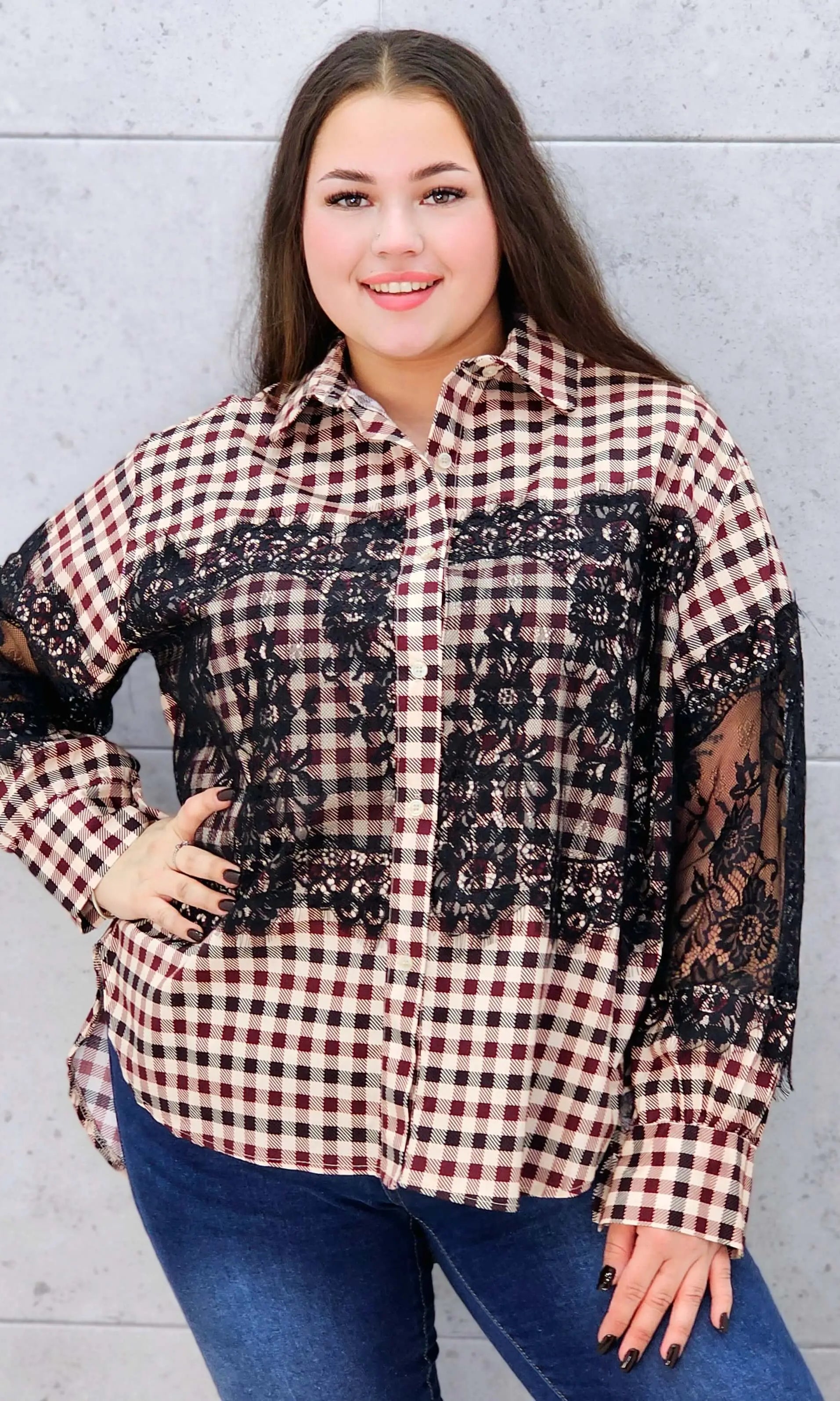 elegancka koszula plus size z czarną koronką na rękawach