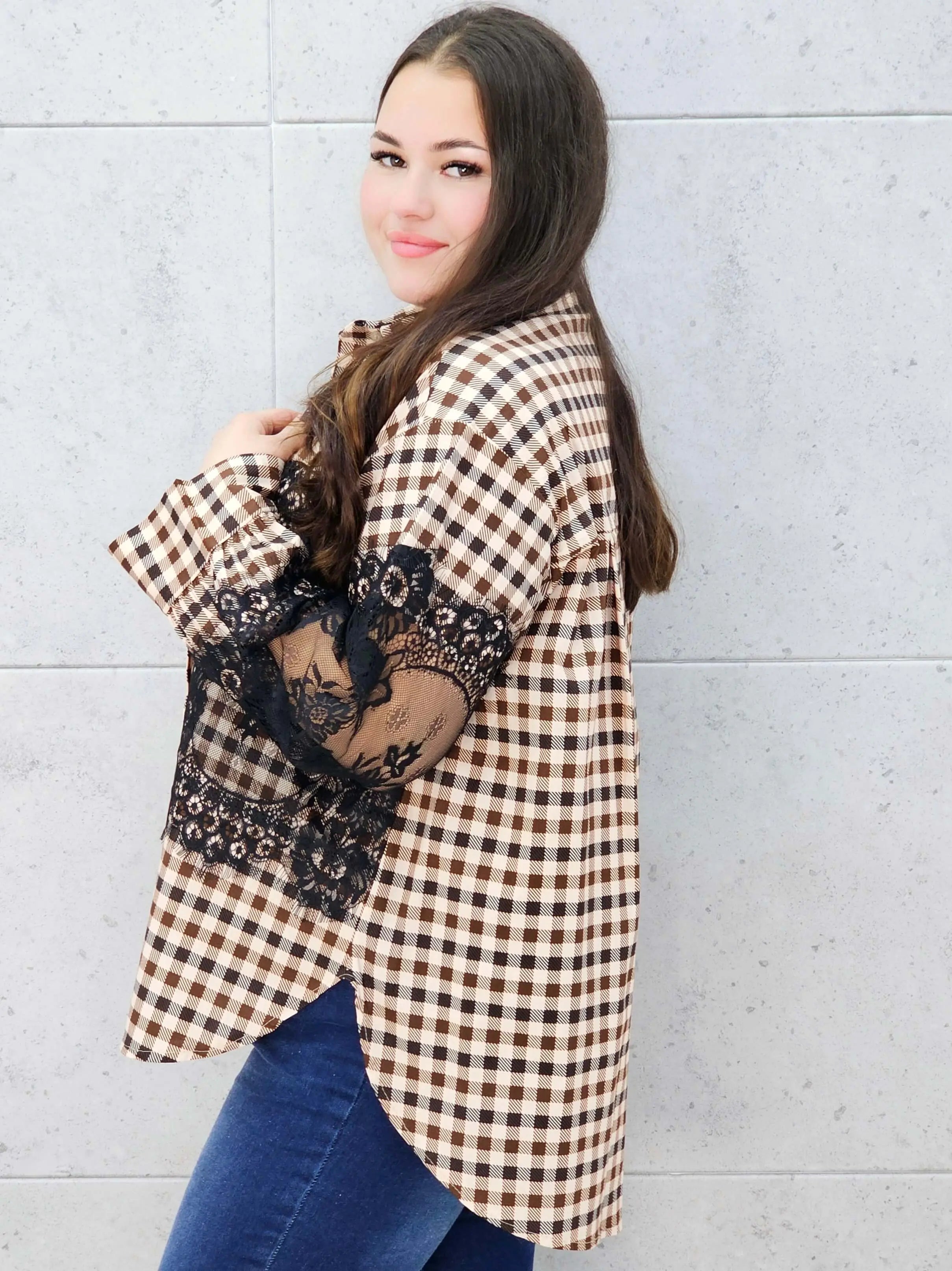 koszula w kratę XXL dla kobiet – stylizacja na co dzień bok