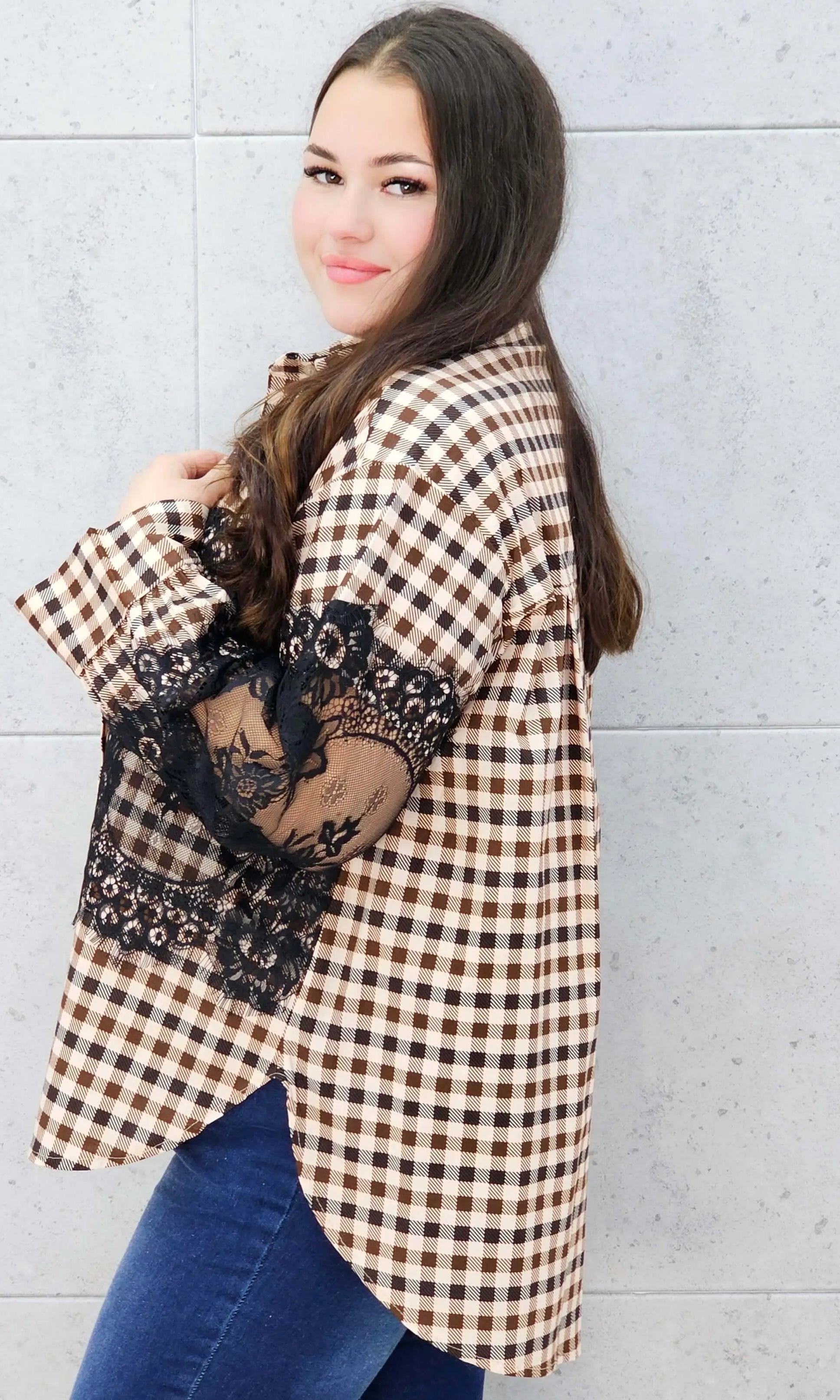 koszula w kratę XXL dla kobiet – stylizacja na co dzień bok