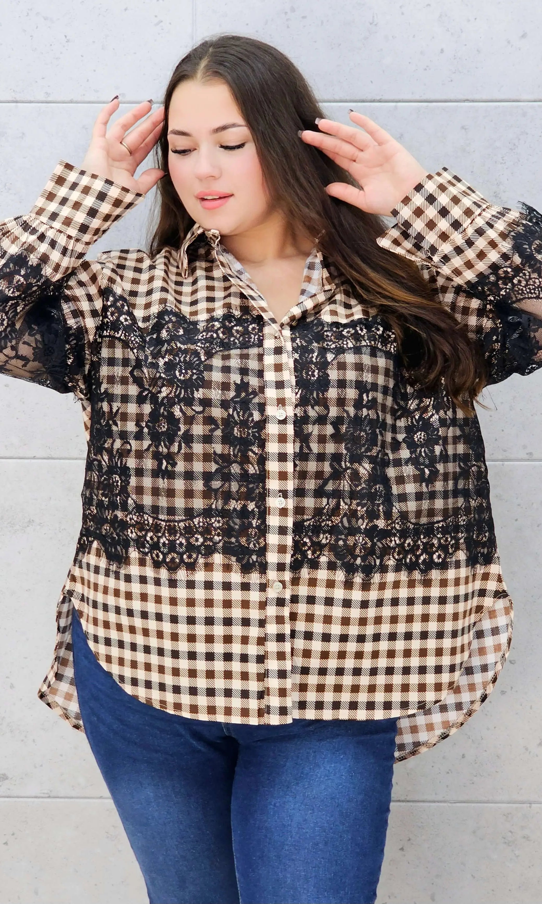 modna koszula z koronką w dużych rozmiarach detal