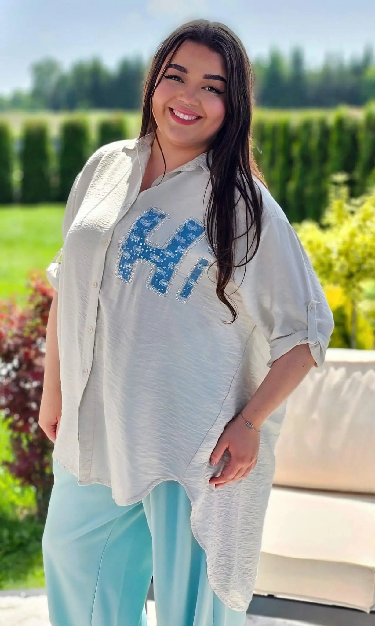 Koszula z efektem gniecenia i cekinowym napisem "Hi" - w kilku kolorach Stylowa XL