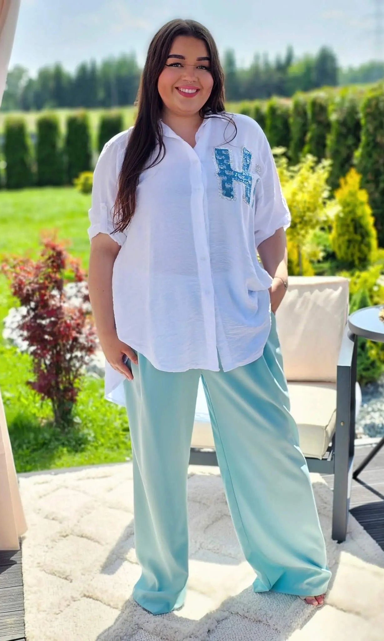 Koszula z efektem gniecenia i cekinowym napisem "Hi" - w kilku kolorach Stylowa XL