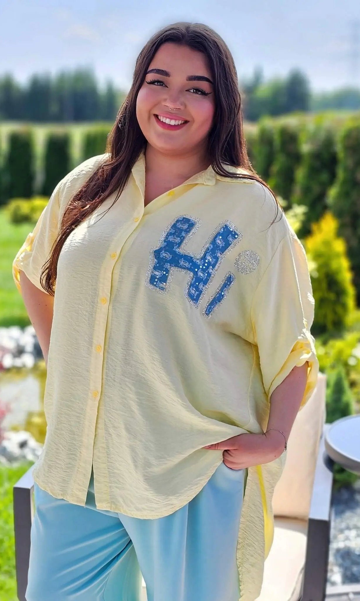 Koszula z efektem gniecenia i cekinowym napisem "Hi" - w kilku kolorach Stylowa XL