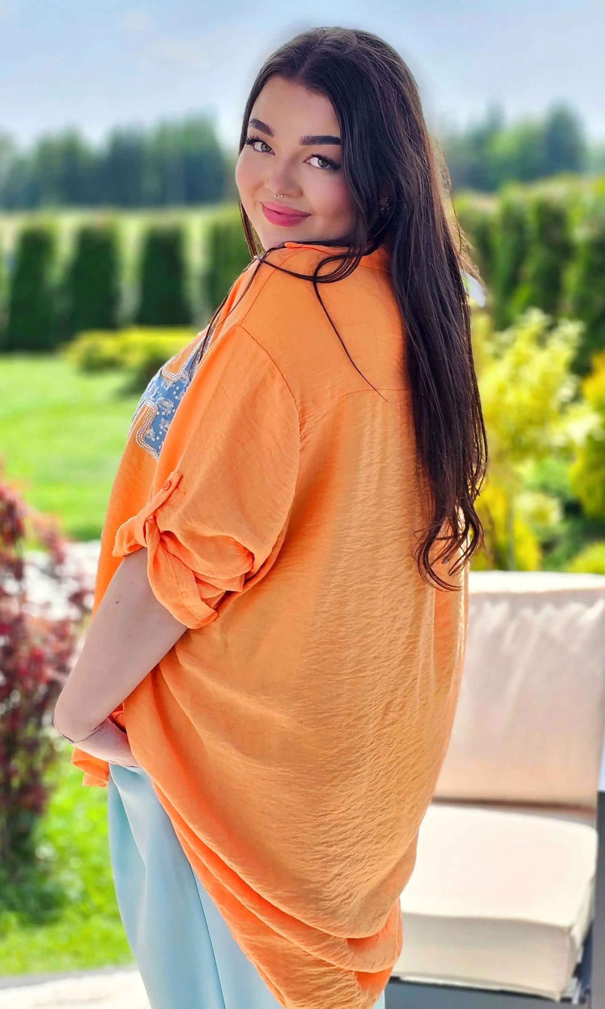 Koszula z efektem gniecenia i cekinowym napisem "Hi" - w kilku kolorach Stylowa XL