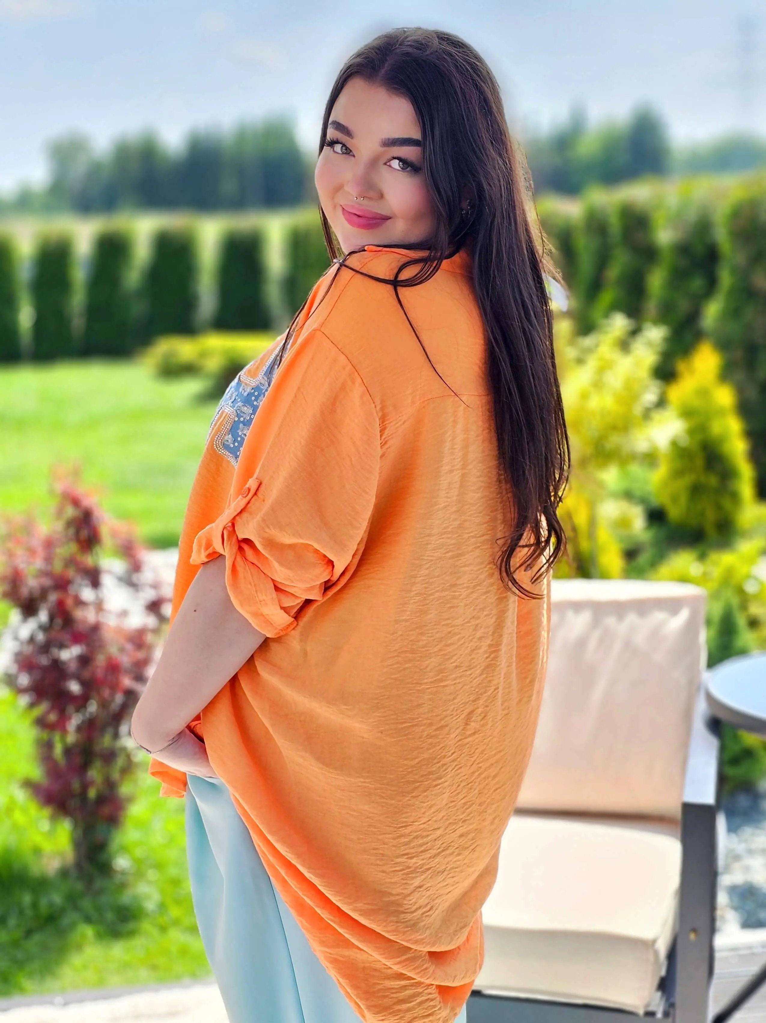 Koszula z efektem gniecenia i cekinowym napisem "Hi" - w kilku kolorach Stylowa XL