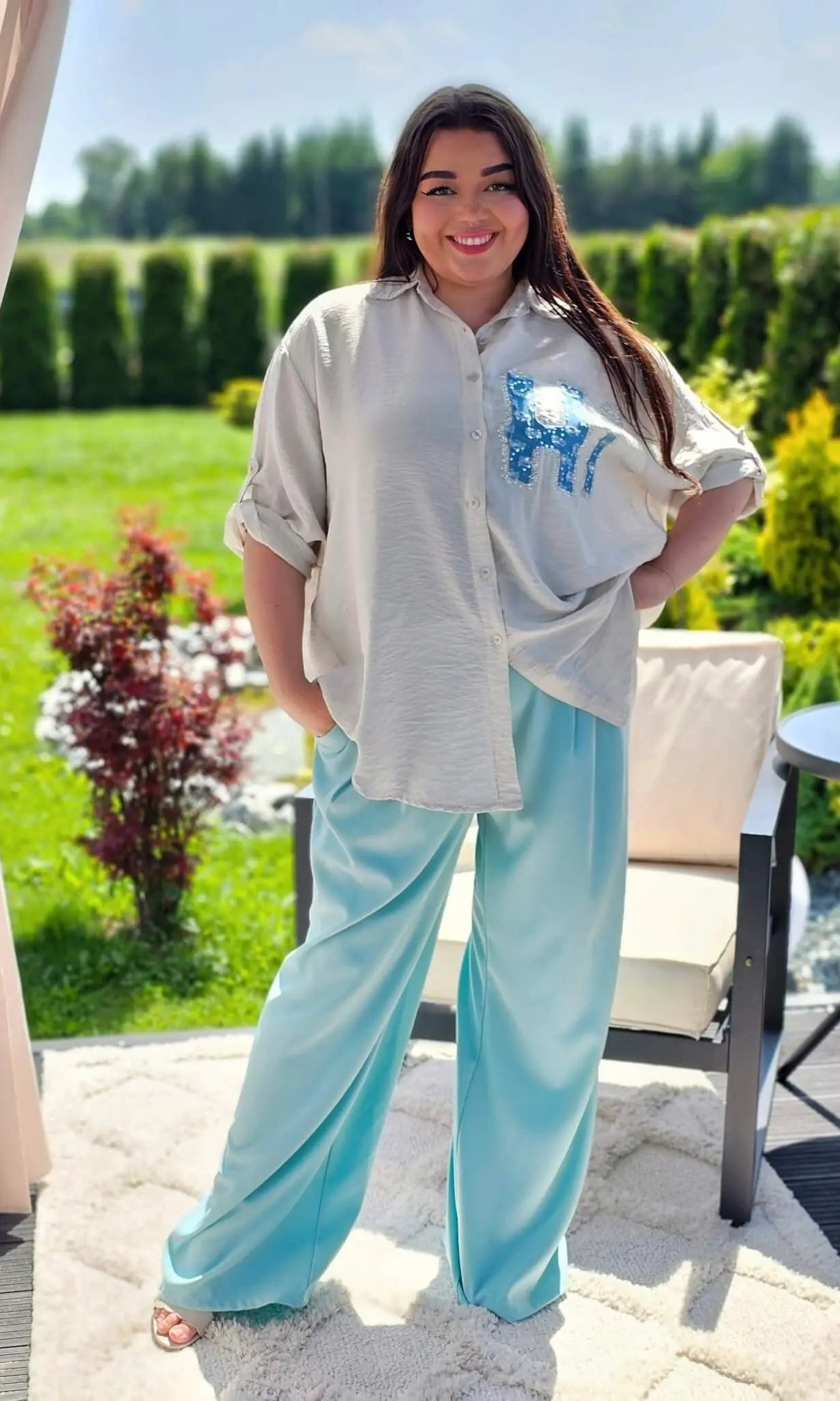 Koszula z efektem gniecenia i cekinowym napisem "Hi" - w kilku kolorach Stylowa XL