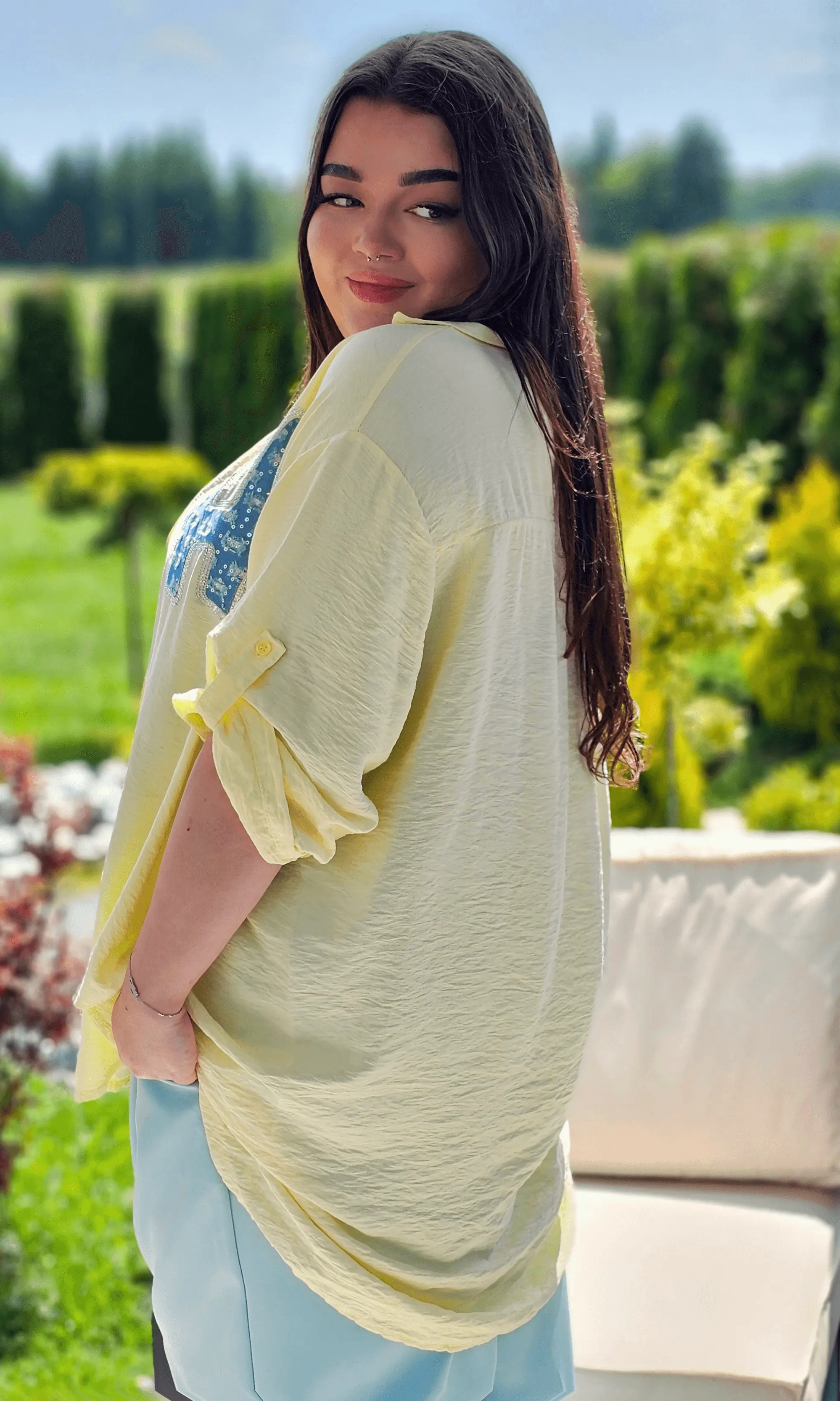 Koszula z efektem gniecenia i cekinowym napisem "Hi" - w kilku kolorach Stylowa XL