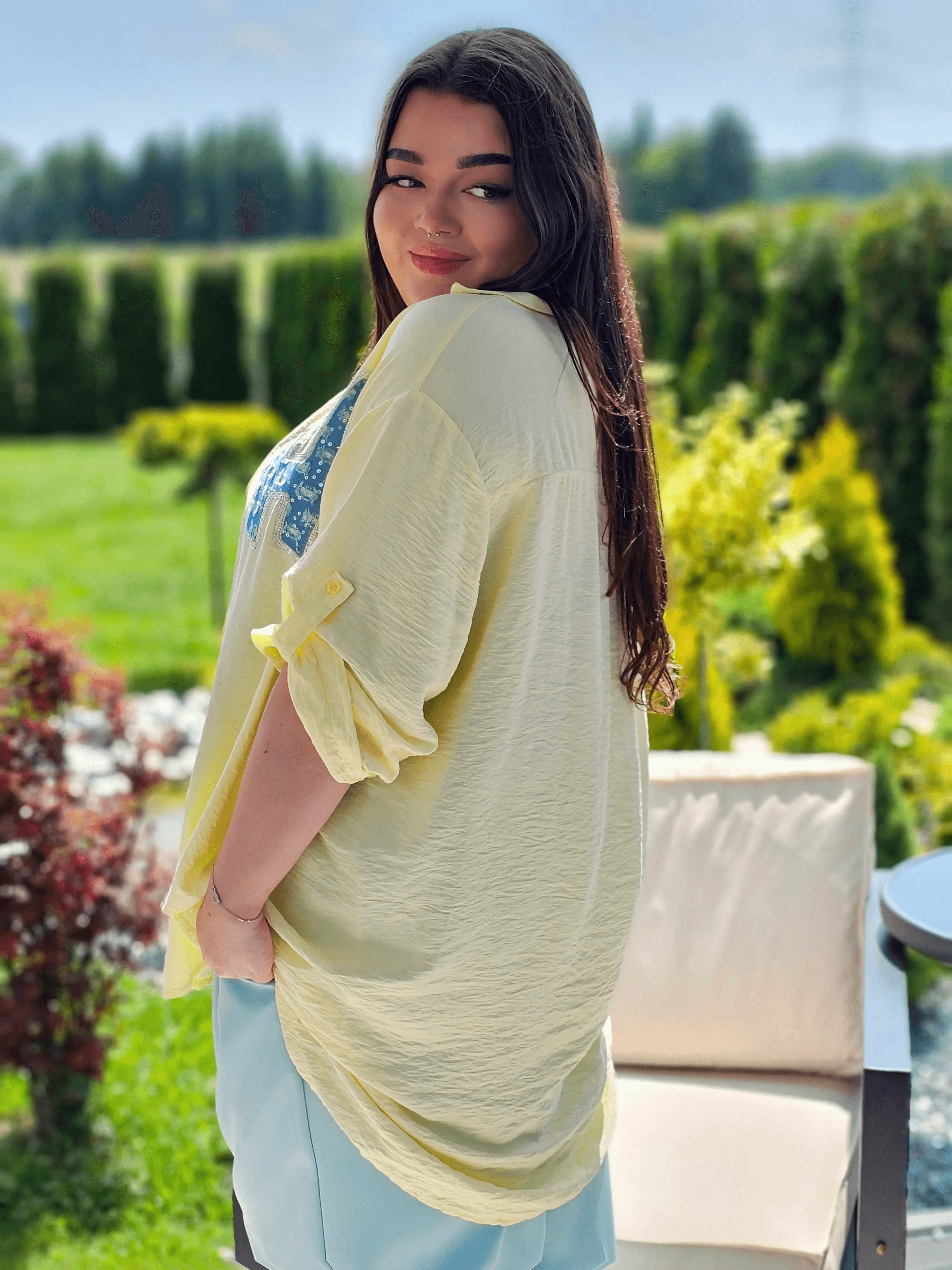 Koszula z efektem gniecenia i cekinowym napisem "Hi" - w kilku kolorach Stylowa XL