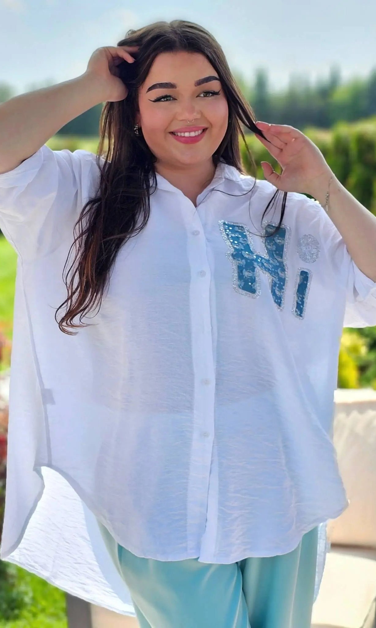 Koszula z efektem gniecenia i cekinowym napisem "Hi" - w kilku kolorach Stylowa XL