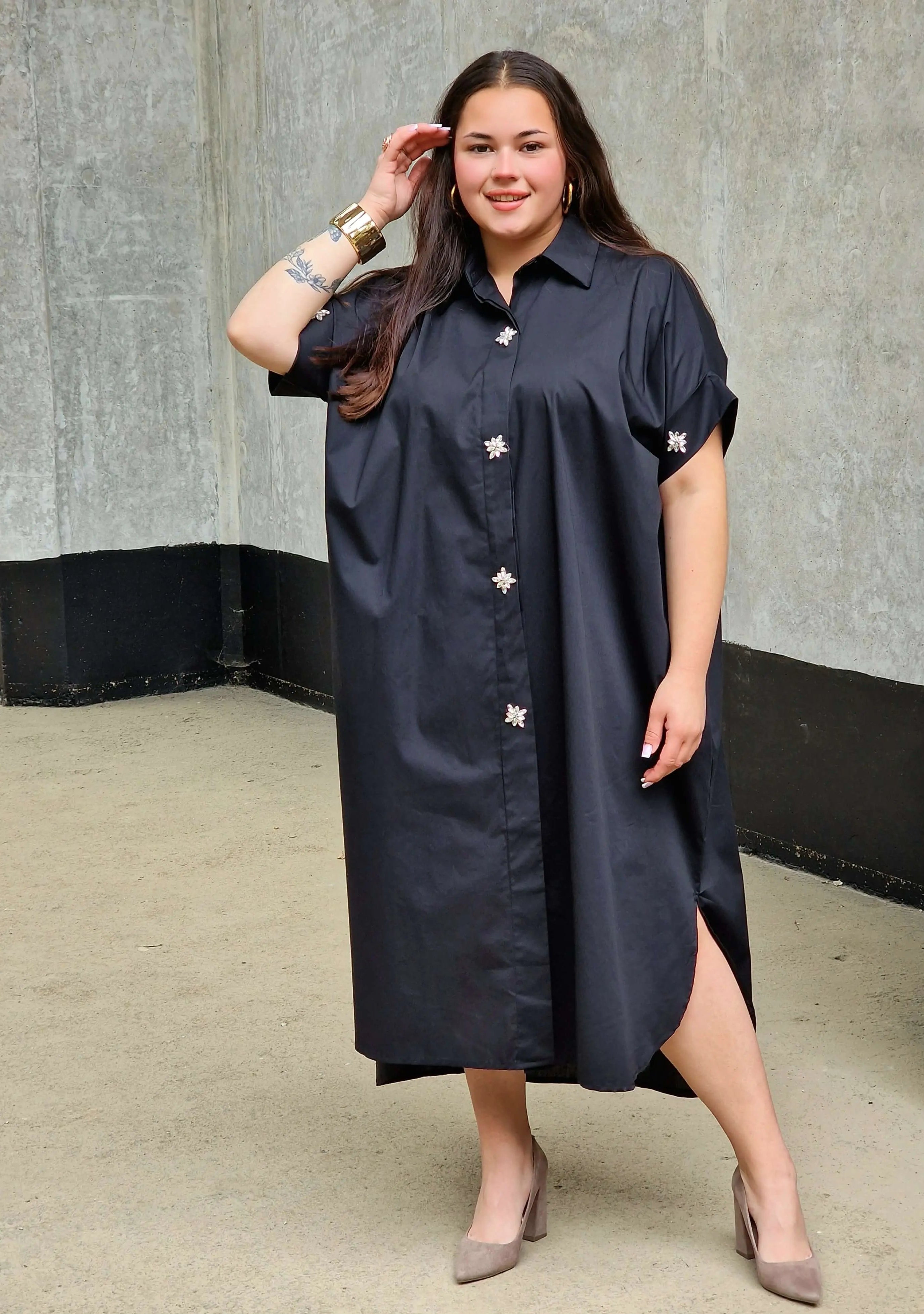 Koszulowa sukienka z kwiatowymi guzikami Stylowa XL