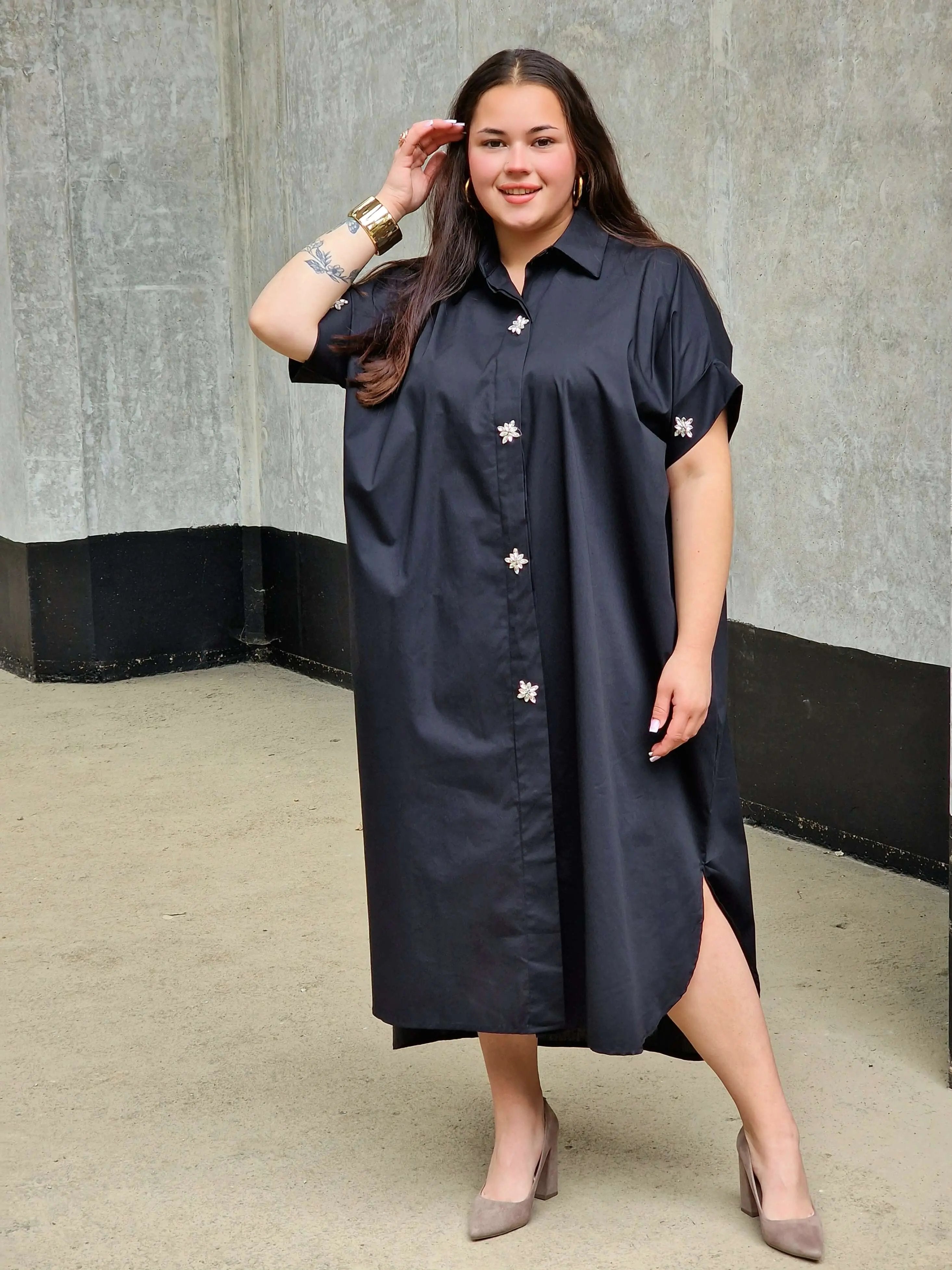 Koszulowa sukienka z kwiatowymi guzikami Stylowa XL