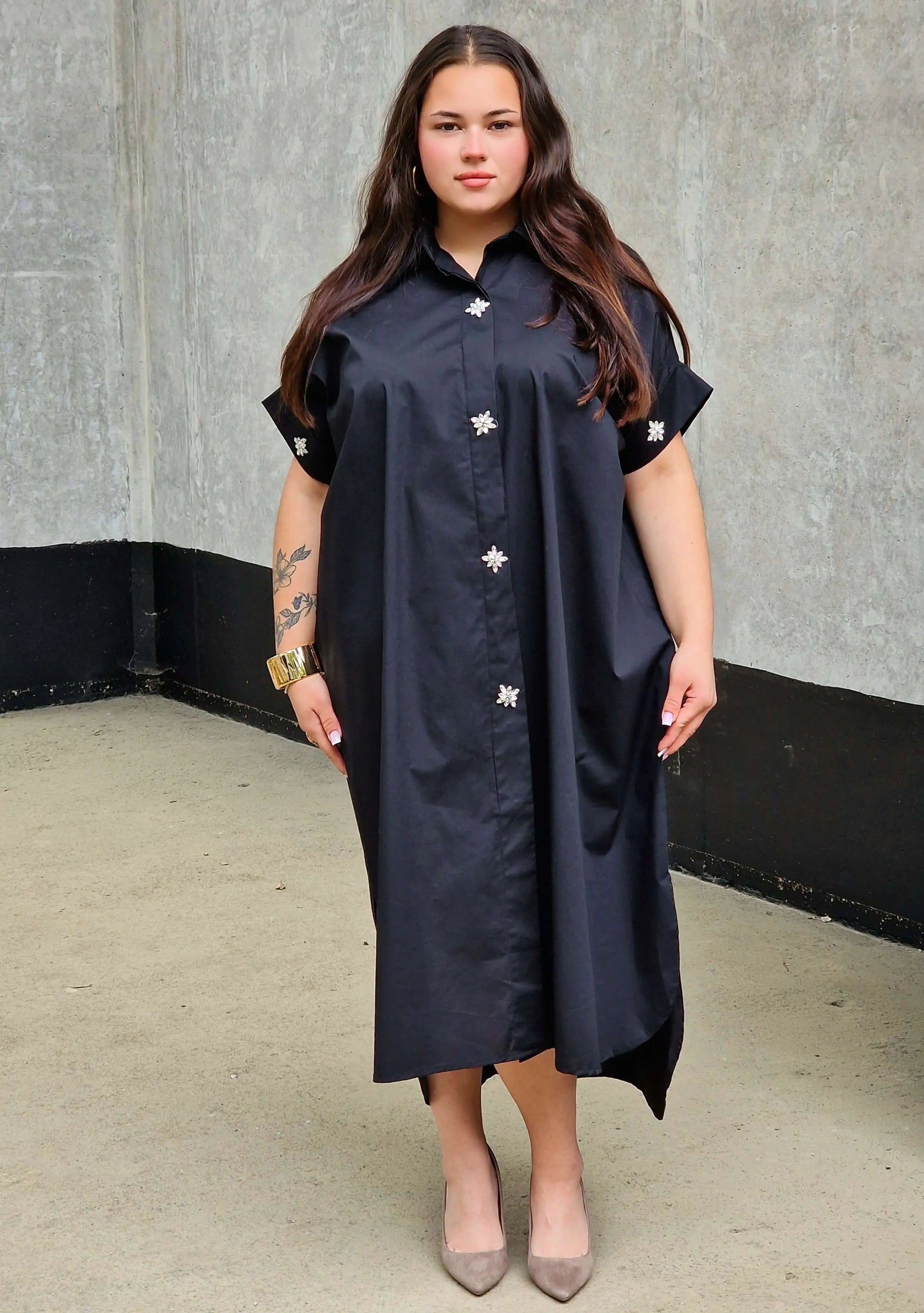 Koszulowa sukienka z kwiatowymi guzikami Stylowa XL