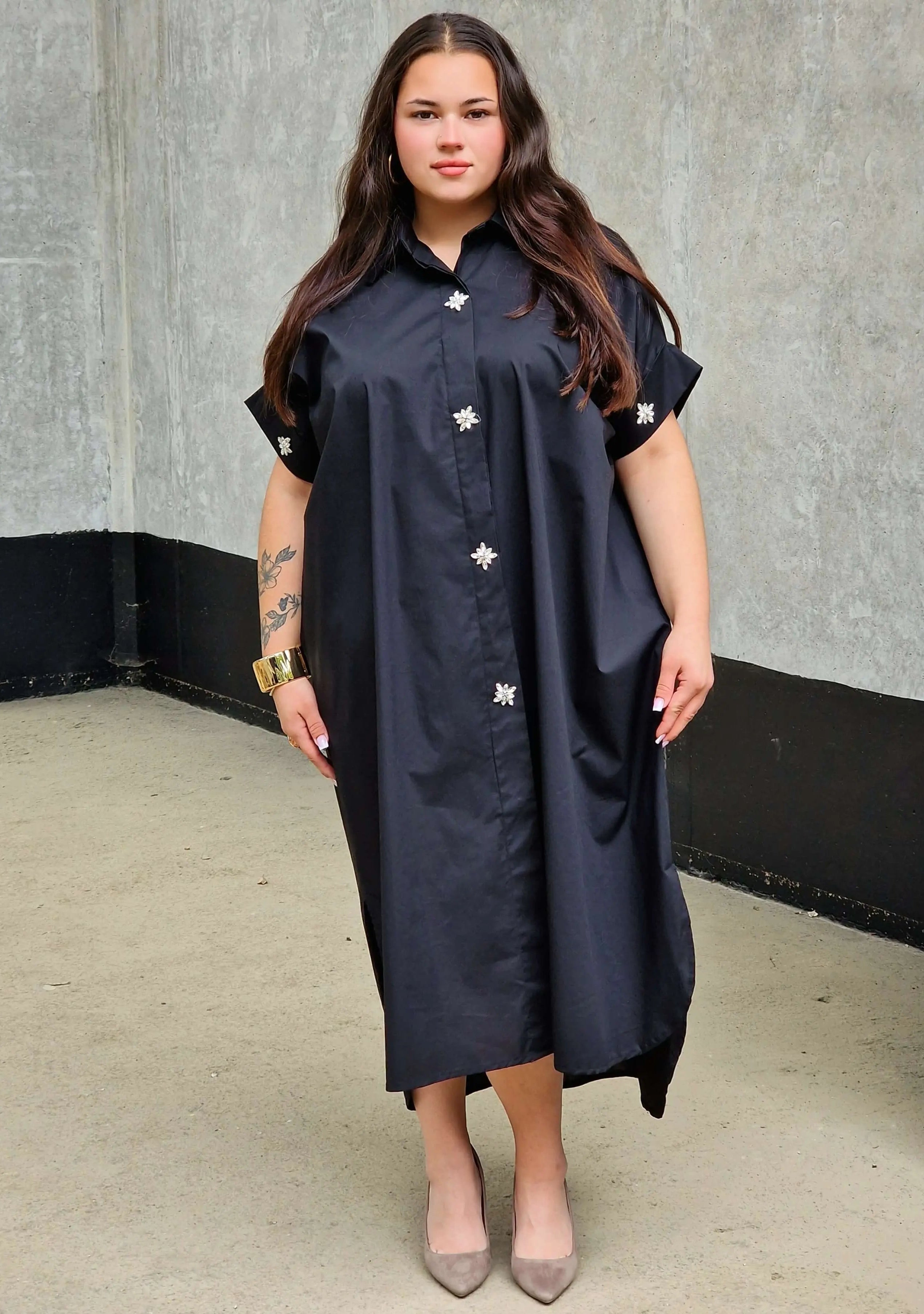 Koszulowa sukienka z kwiatowymi guzikami Stylowa XL