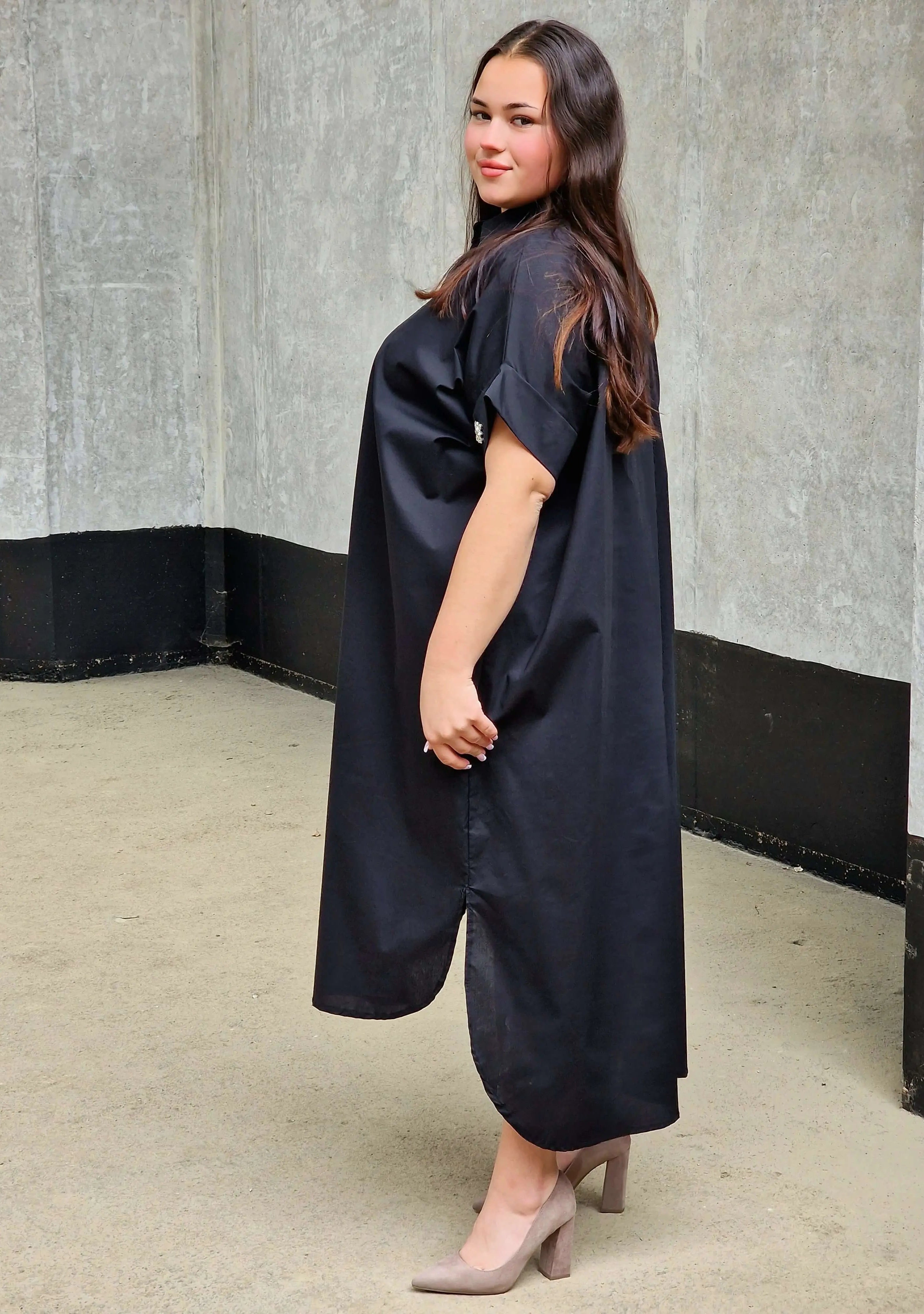 Koszulowa sukienka z kwiatowymi guzikami Stylowa XL