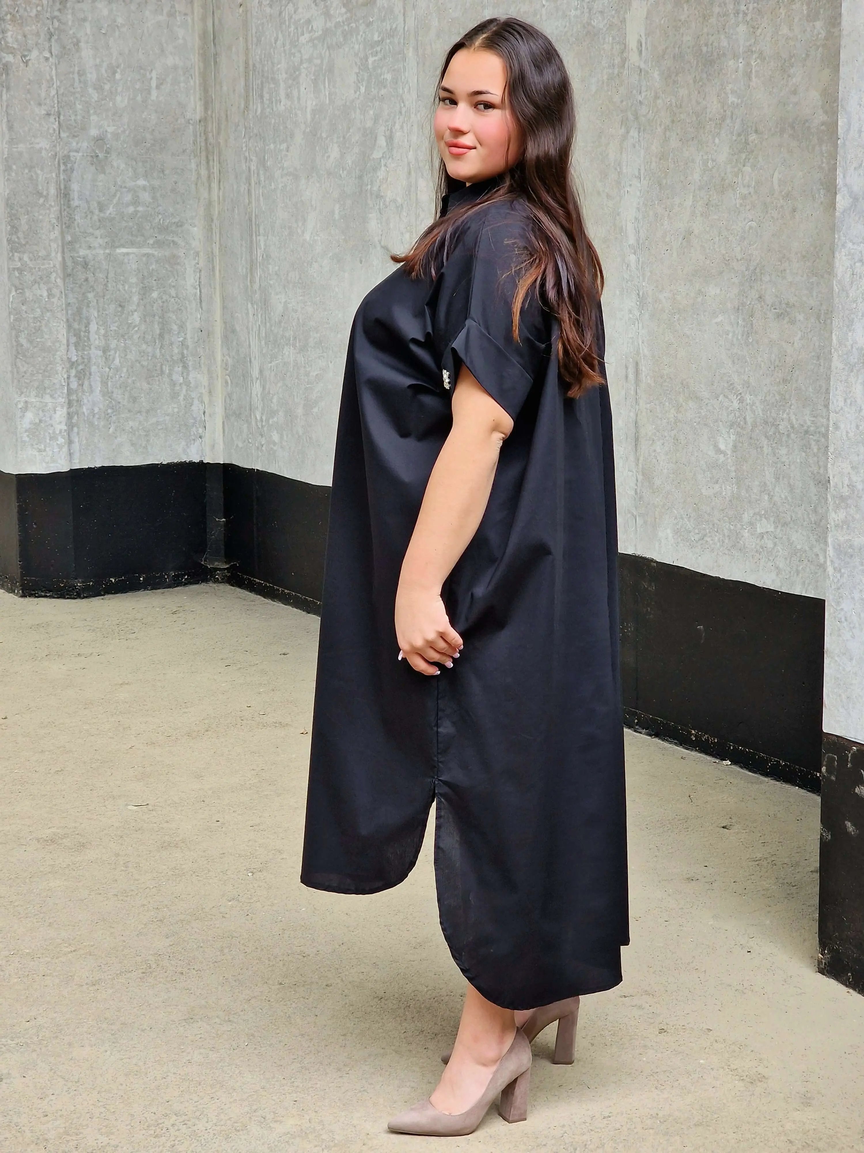 Koszulowa sukienka z kwiatowymi guzikami Stylowa XL