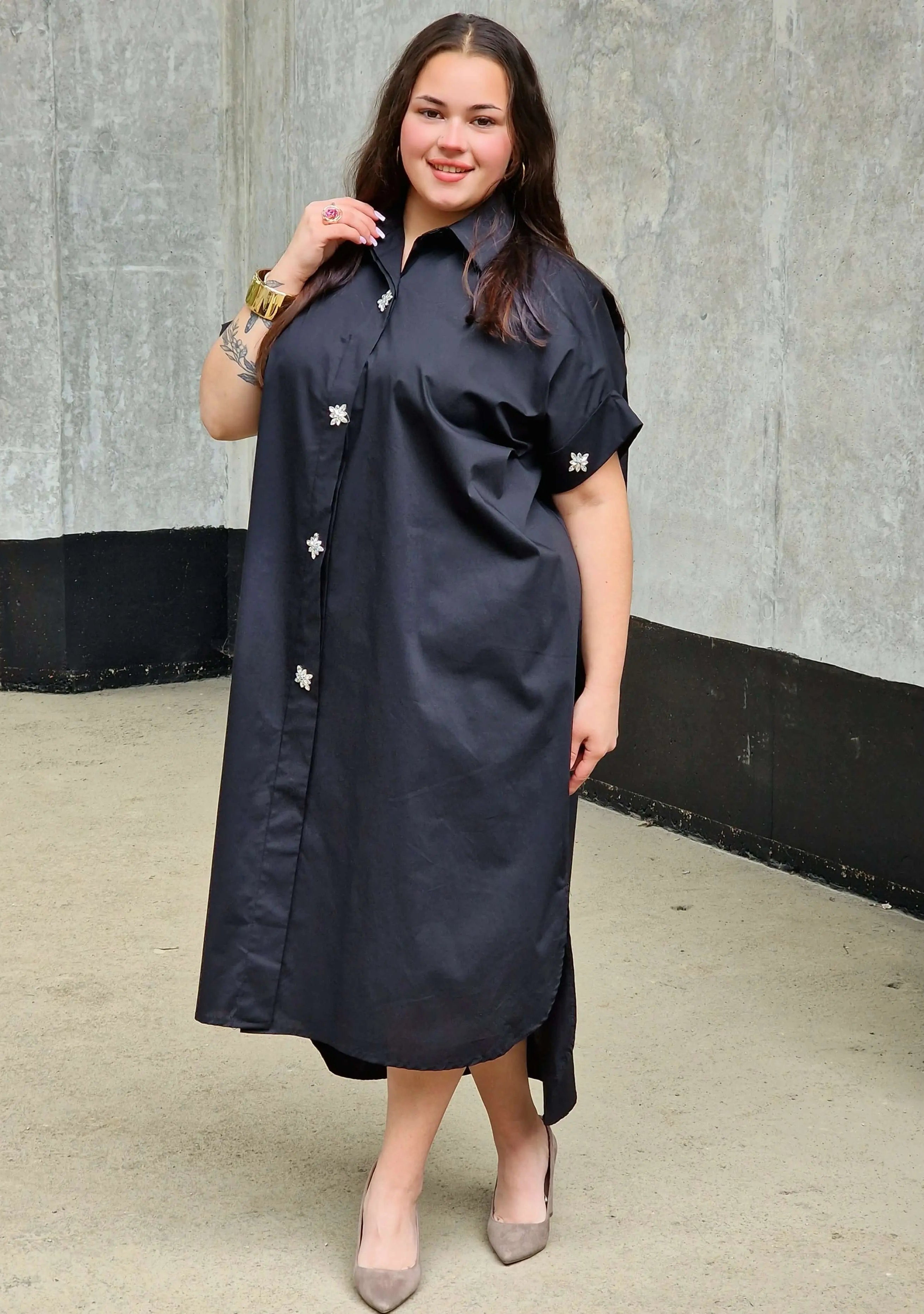 Koszulowa sukienka z kwiatowymi guzikami Stylowa XL