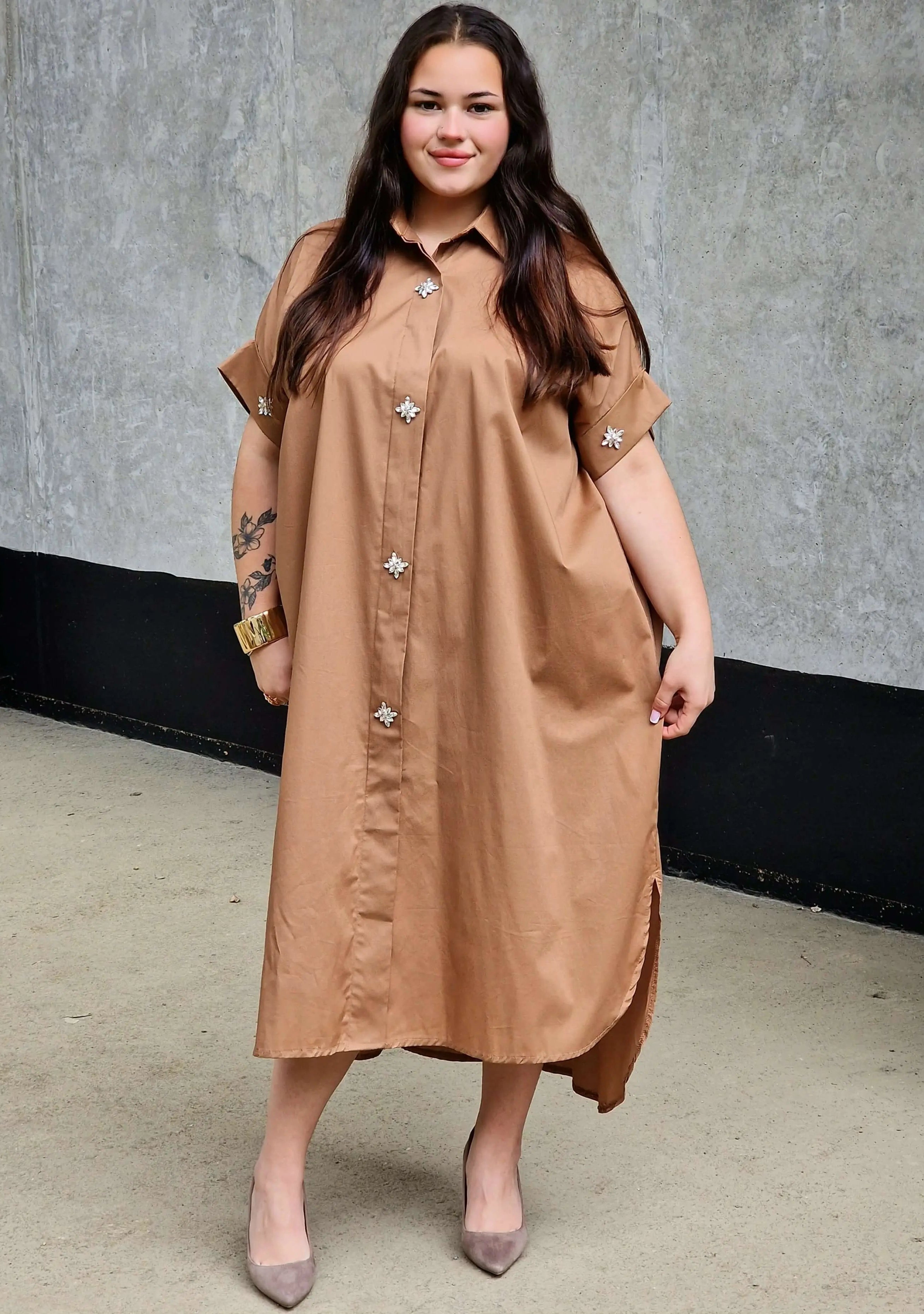 Koszulowa sukienka z kwiatowymi guzikami Stylowa XL