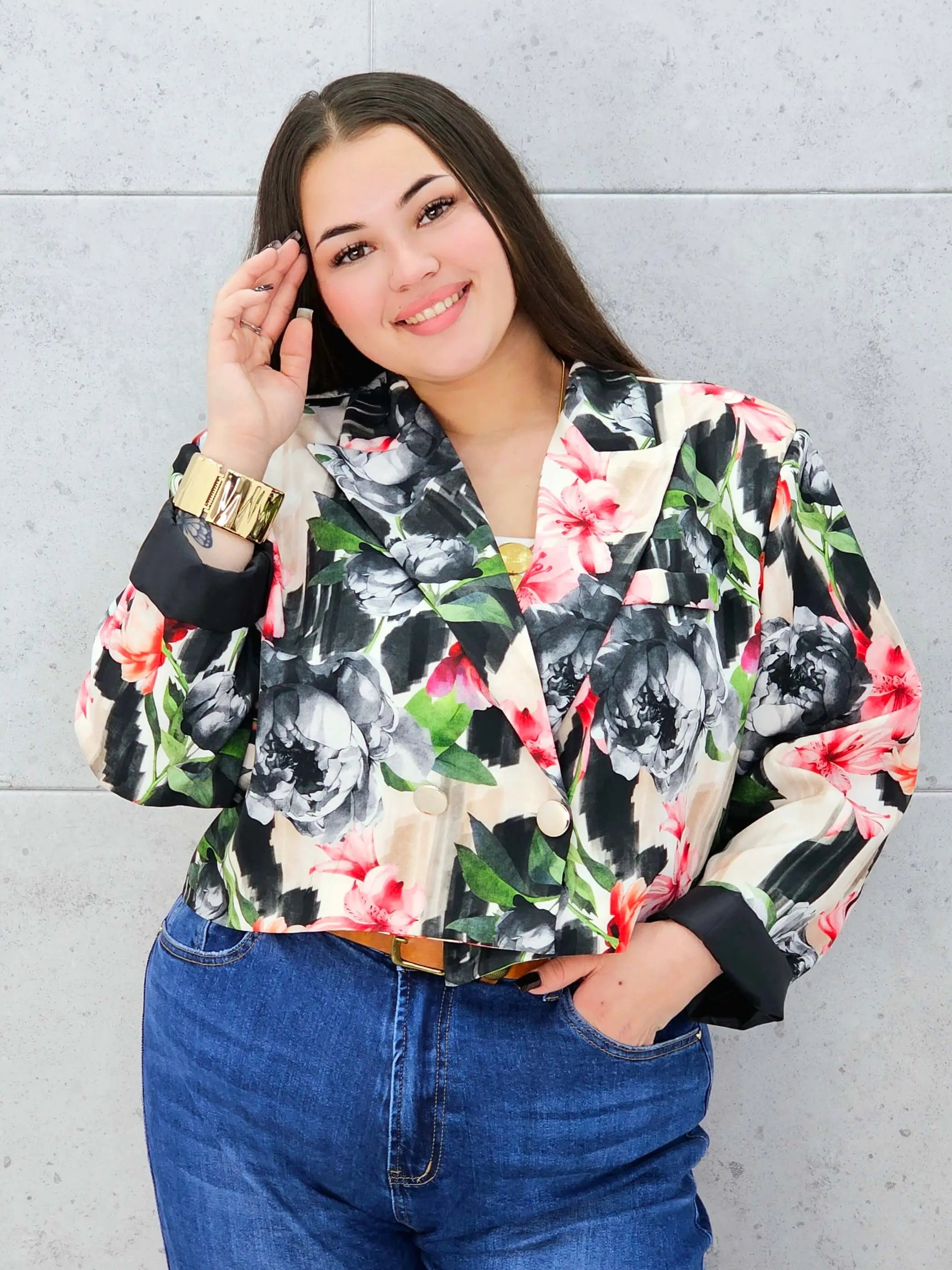 Krótka marynarka plus size w kwiaty – elegancja w modnym wydaniu Stylowa XL Stylowa XL