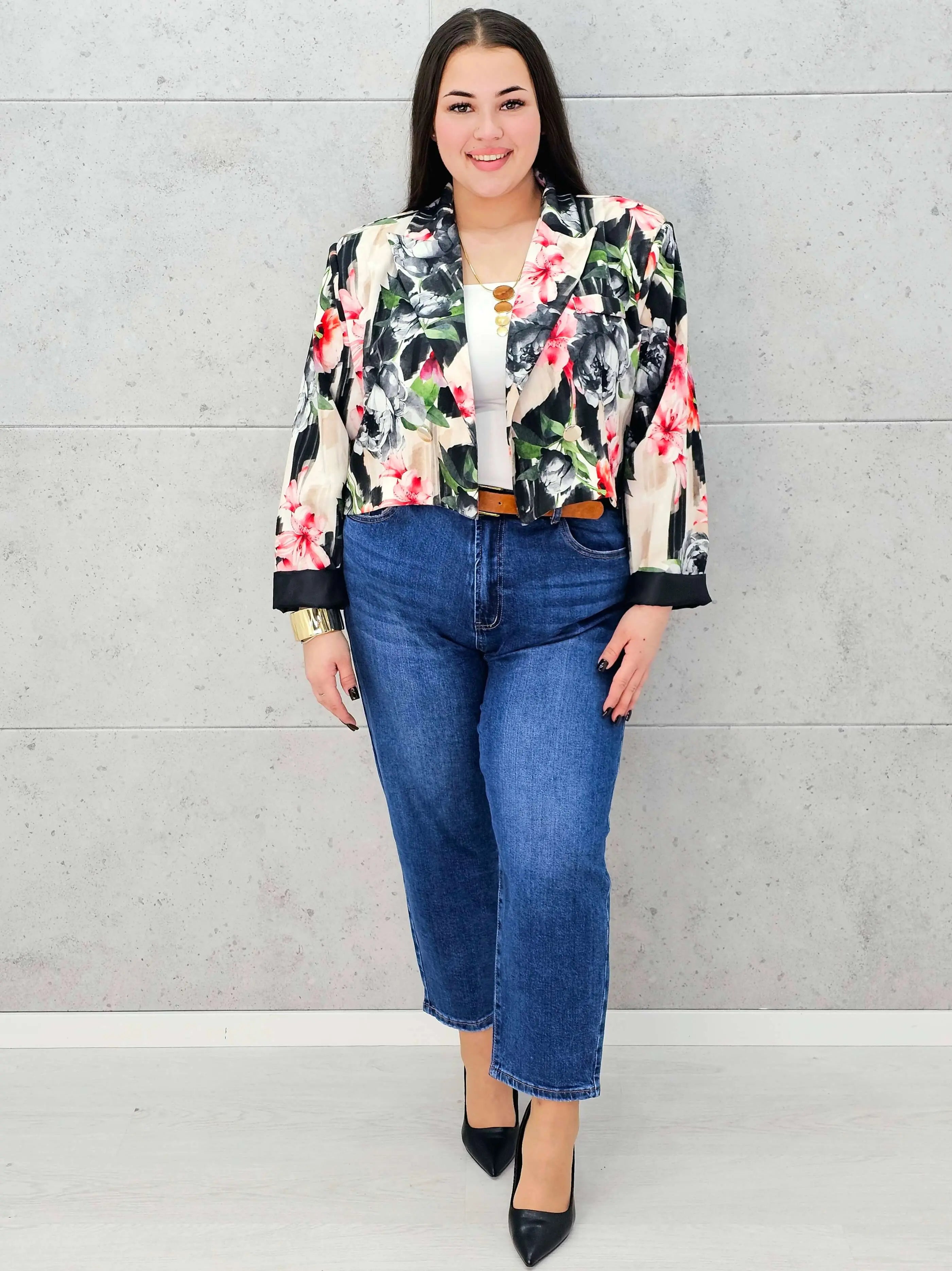 Krótka marynarka plus size w kwiaty – elegancja w modnym wydaniu Stylowa XL Stylowa XL