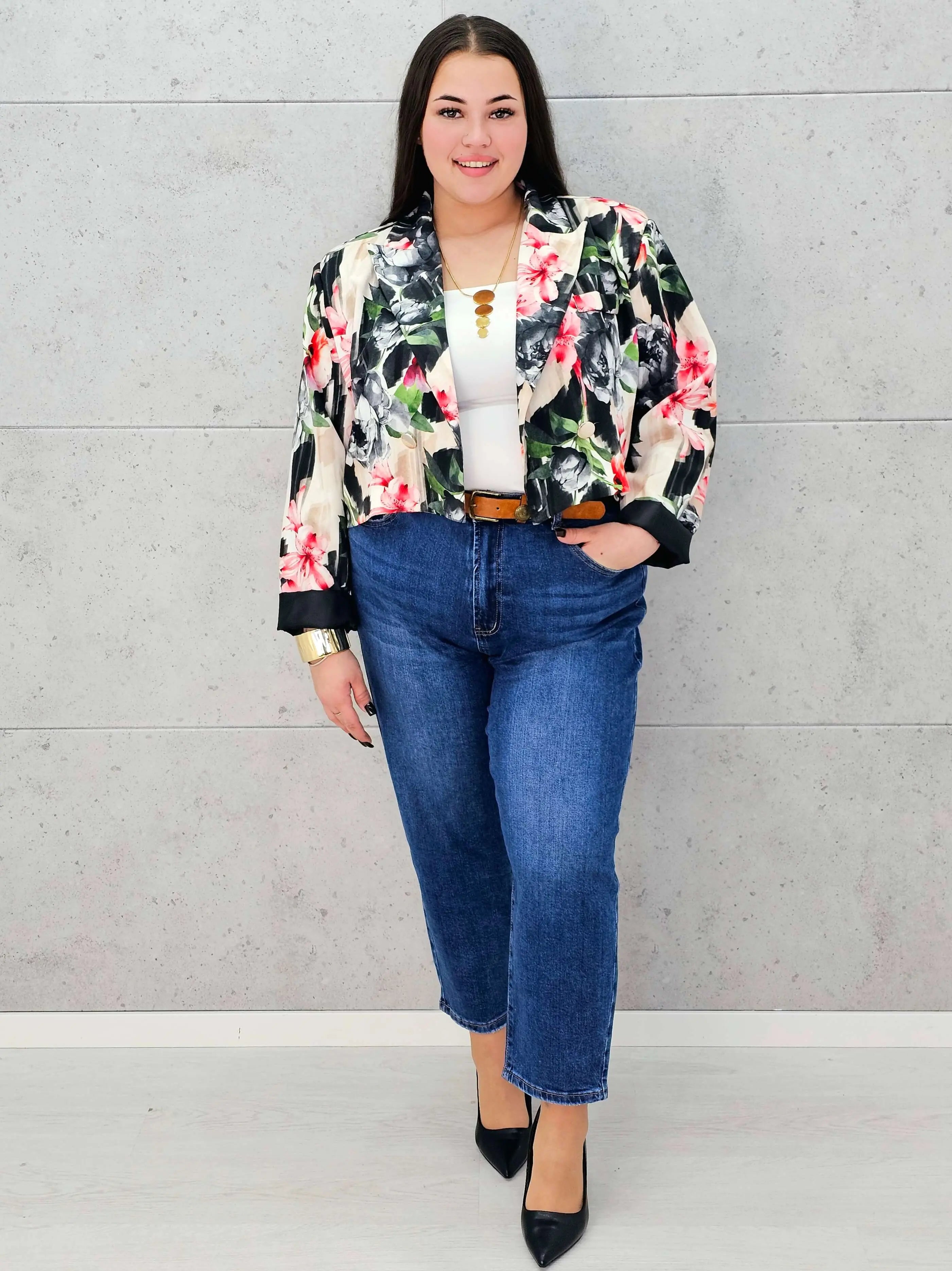 Krótka marynarka plus size w kwiaty – elegancja w modnym wydaniu Stylowa XL Stylowa XL