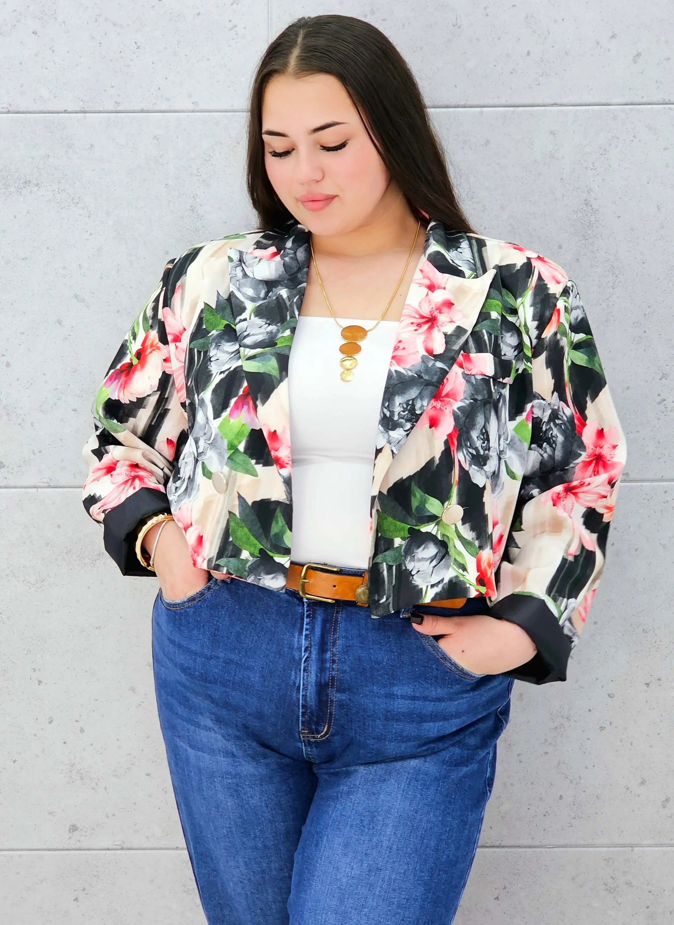 Krótka marynarka plus size w kwiaty – elegancja w modnym wydaniu Stylowa XL Stylowa XL