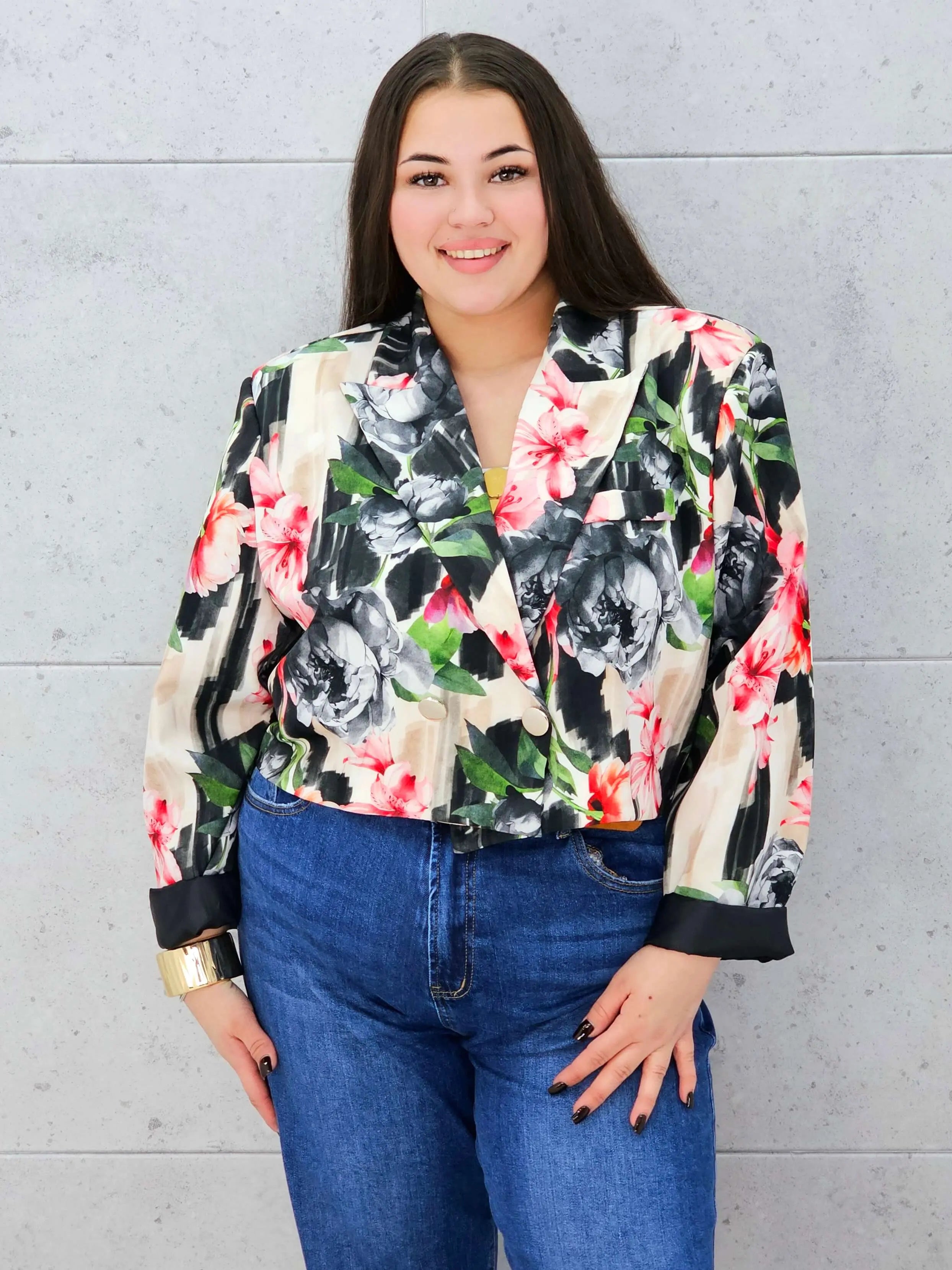 Krótka marynarka plus size w kwiaty – elegancja w modnym wydaniu Stylowa XL Stylowa XL