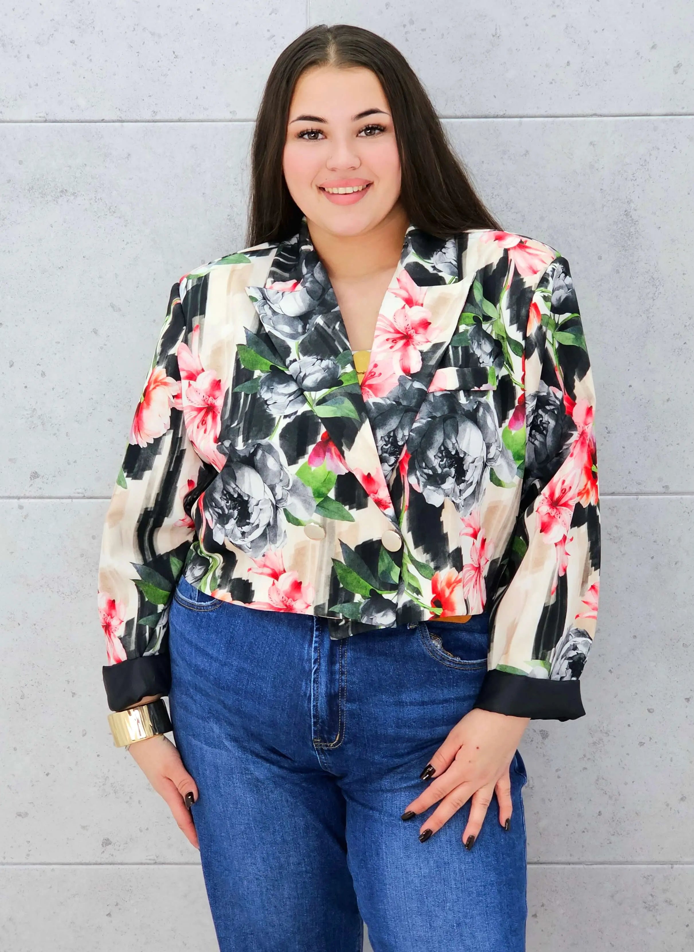 Krótka marynarka plus size w kwiaty – elegancja w modnym wydaniu Stylowa XL Stylowa XL