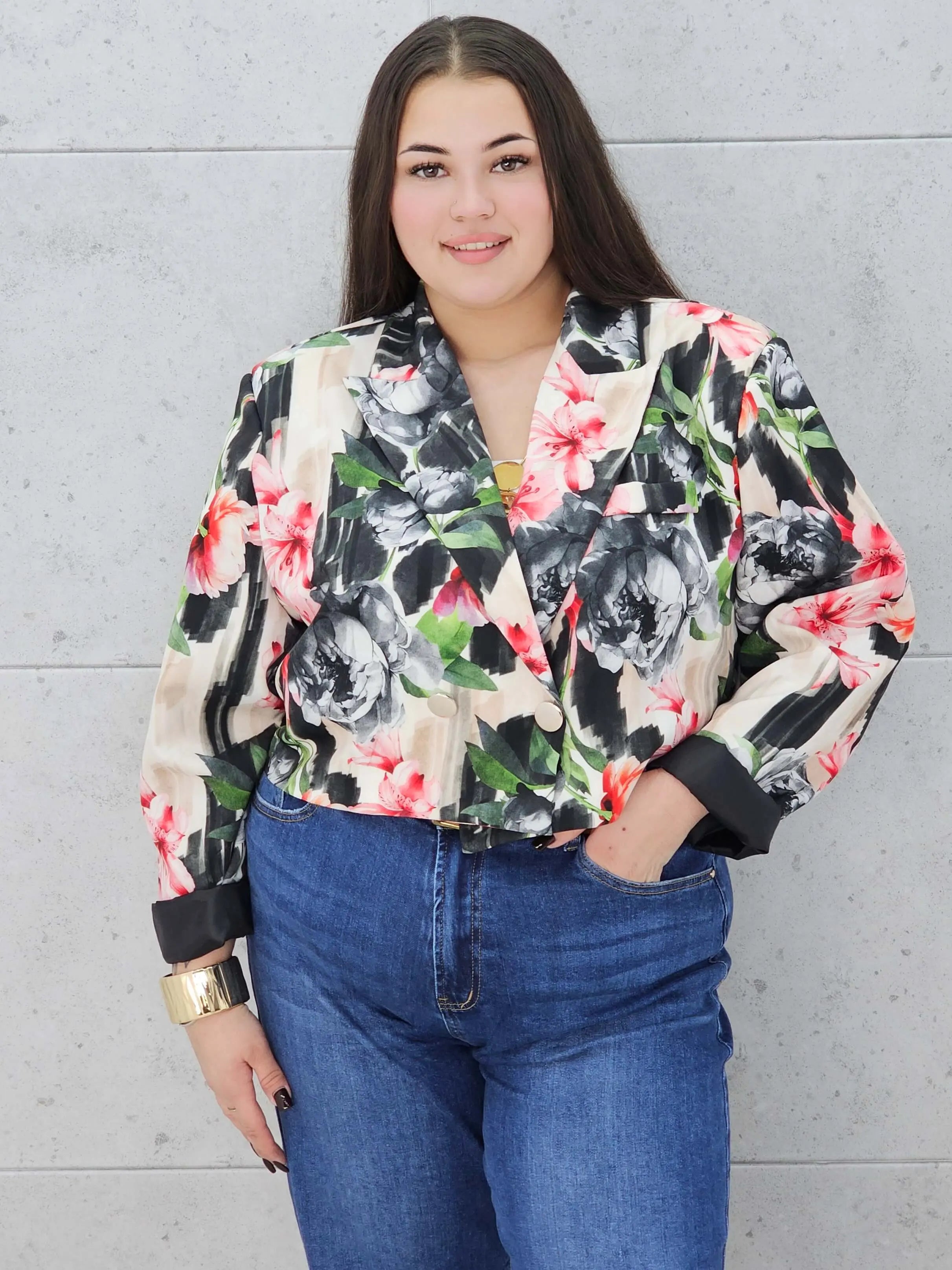 Krótka marynarka plus size w kwiaty – elegancja w modnym wydaniu Stylowa XL Stylowa XL